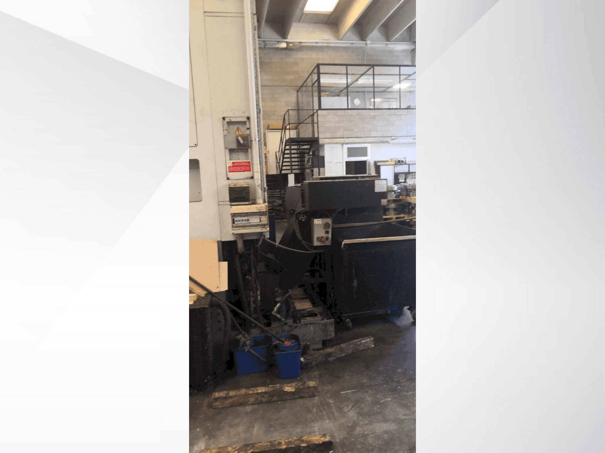 Vista frontal de la máquina DOOSAN VT 900