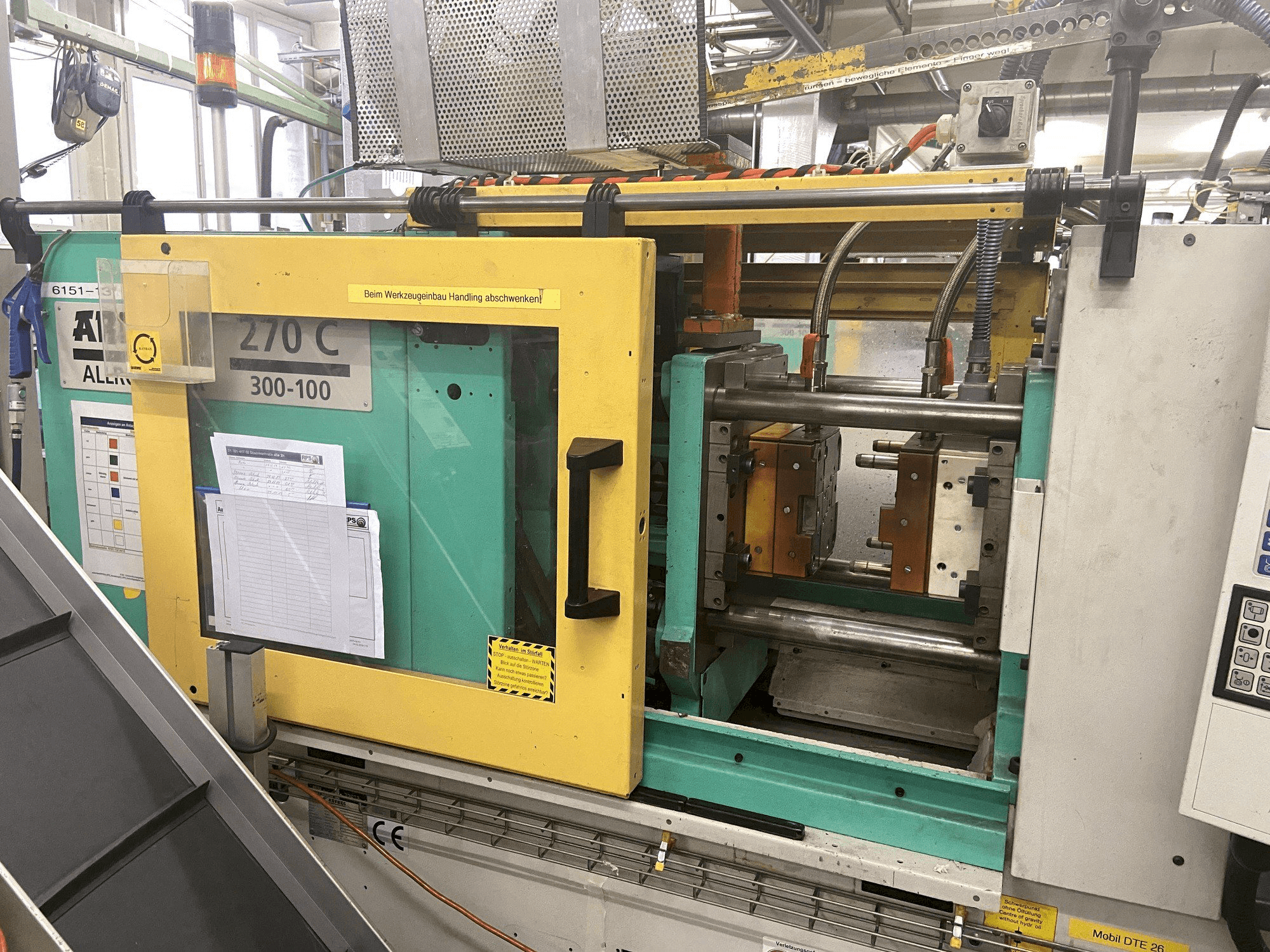 Vista frontal de la máquina Arburg 270 C 300-100