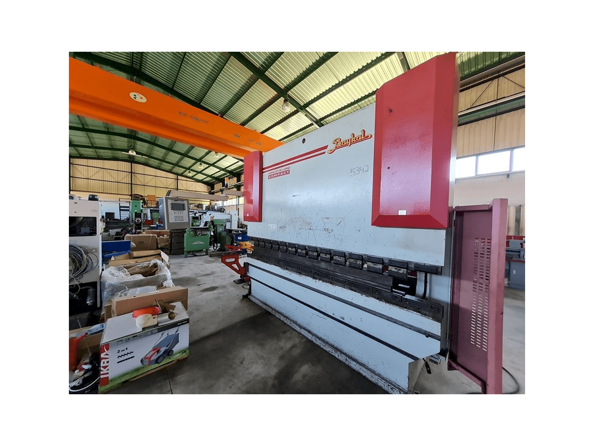 Vista frontal de la máquina Baykal APHS 3112 x 240