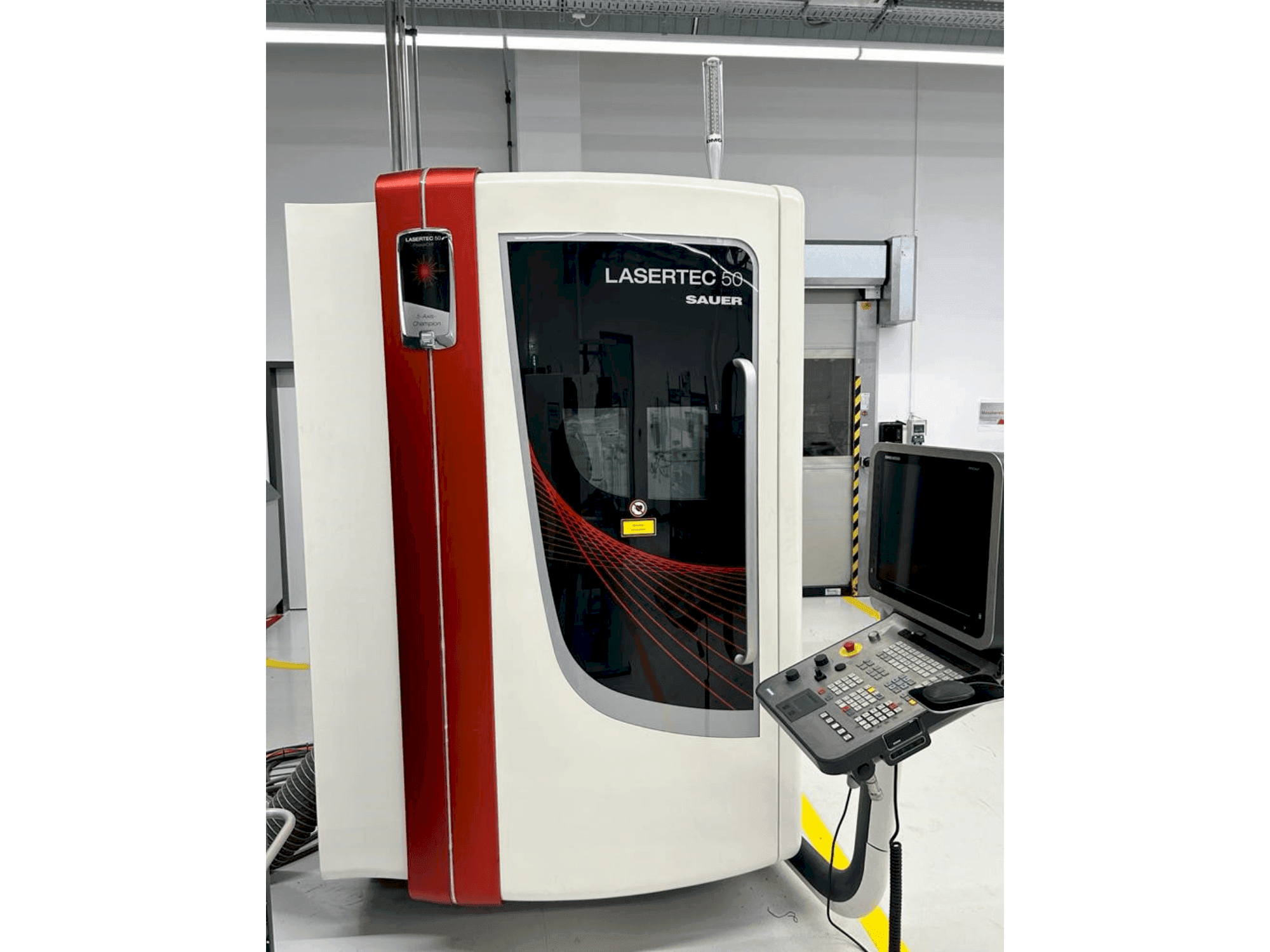 Vista frontal de la máquina DMG SAUER LASERTEC 50