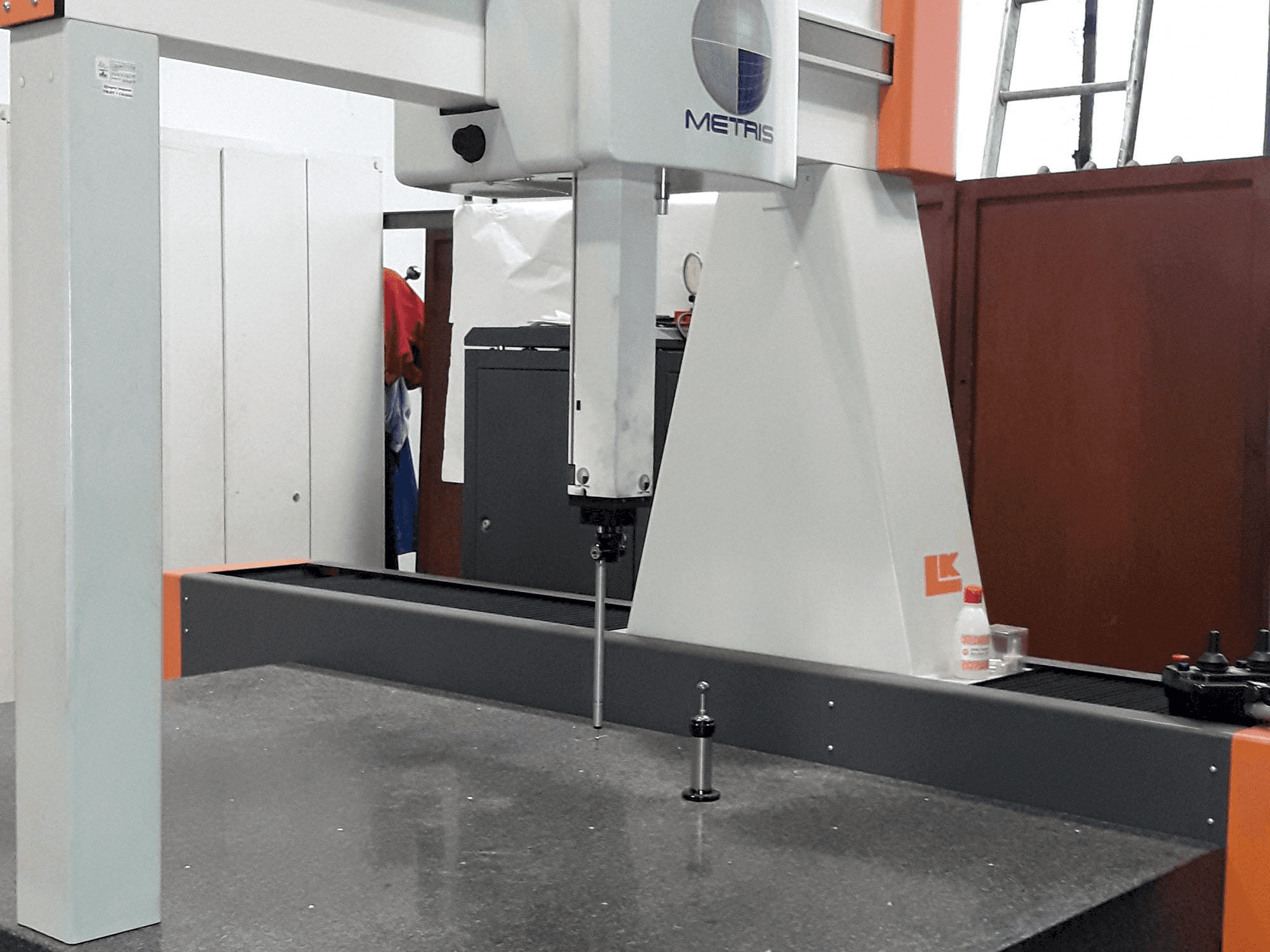 Vista frontal de la máquina Metris MMC LKV Evolution