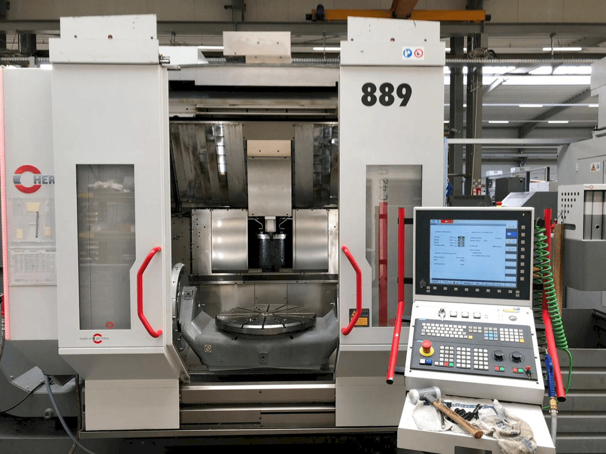 Vista frontal de la máquina HERMLE C42U MT