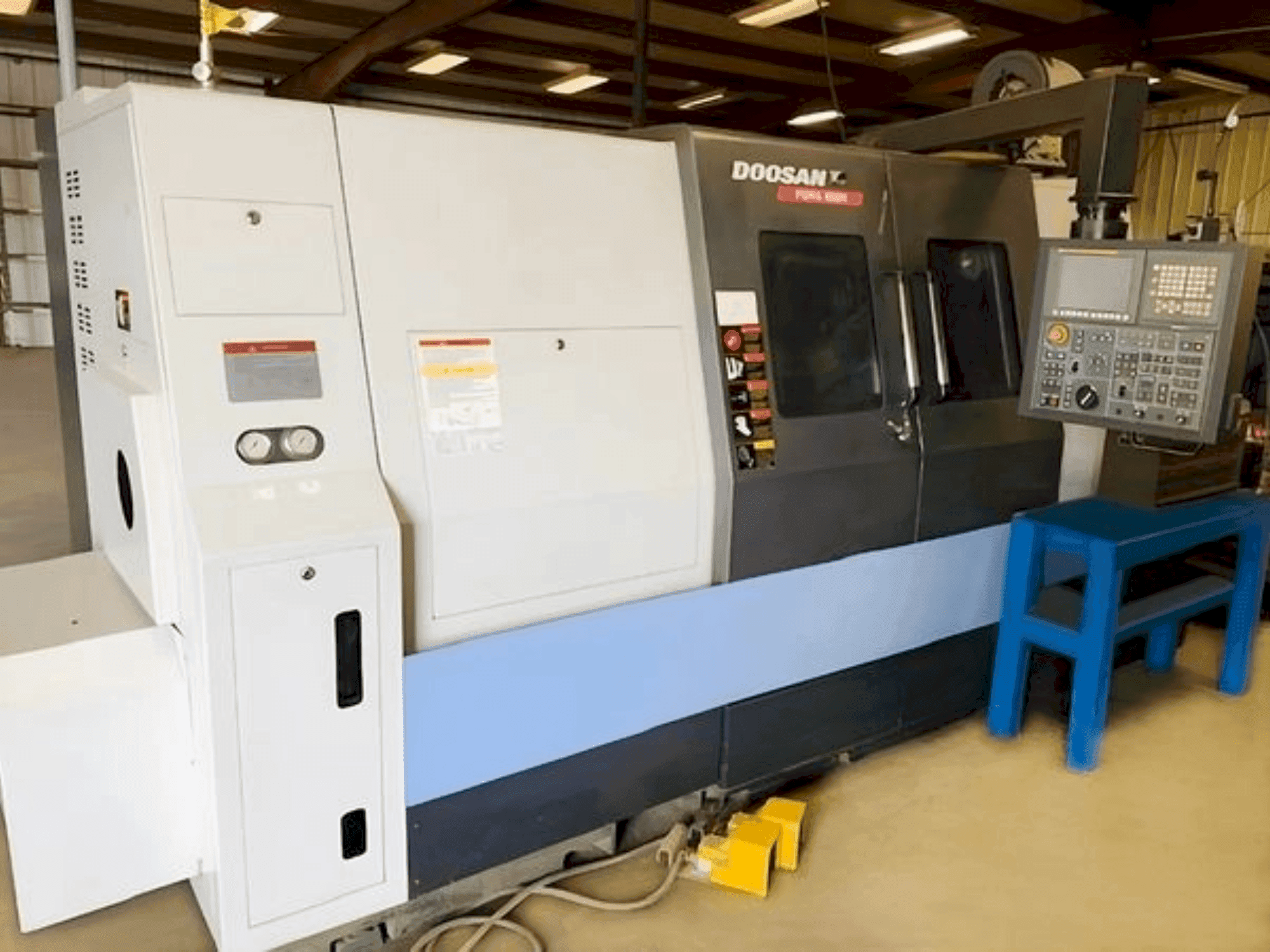Vista frontal de la máquina DOOSAN PUMA 400MB
