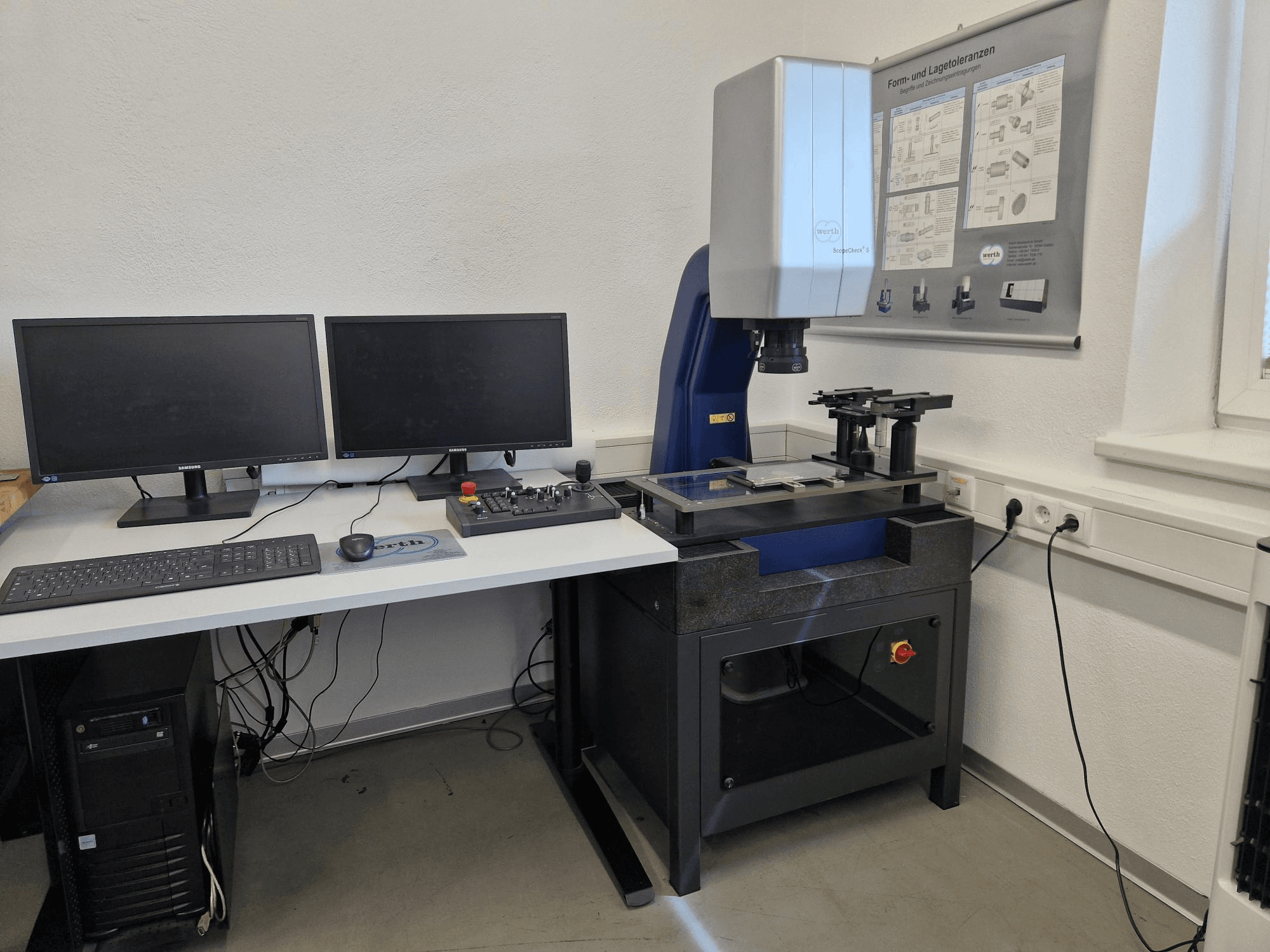 MMC Scopecheck 300S de Werth en una configuración de laboratorio; incluye una mesa de medición, monitores dobles y un panel de control.