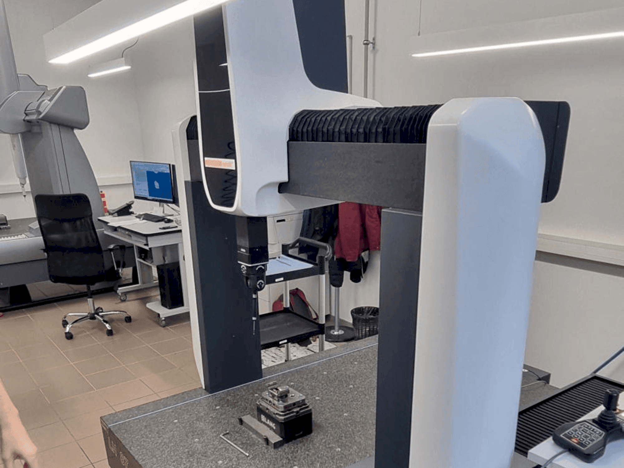 Vista frontal de la máquina Wenzel LH87