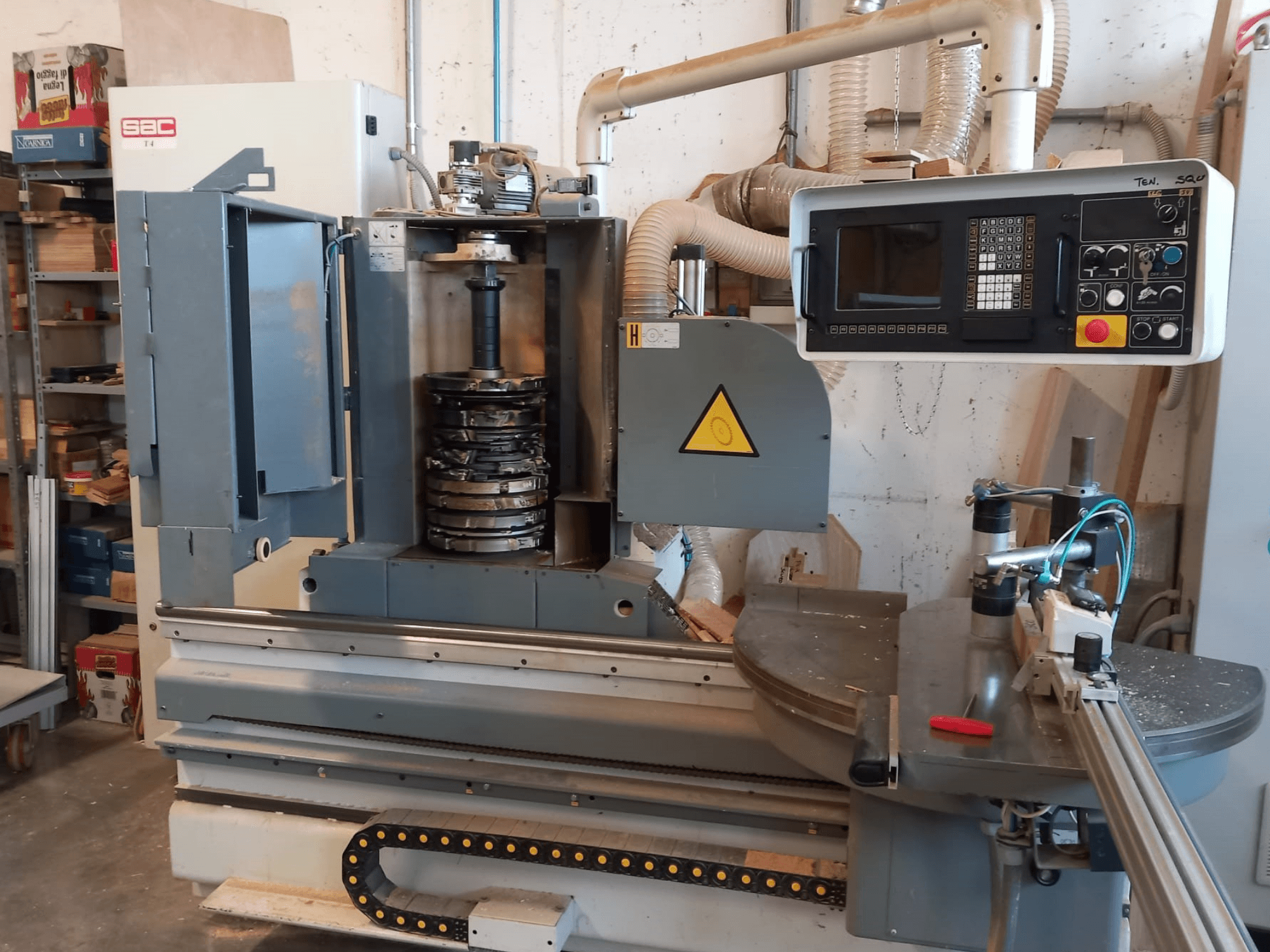 Vista frontal de la máquina para trabajar la madera SAC T4TL, en la que se aprecian el panel de control, el portaherramientas giratorio y el sistema de extracción de polvo.