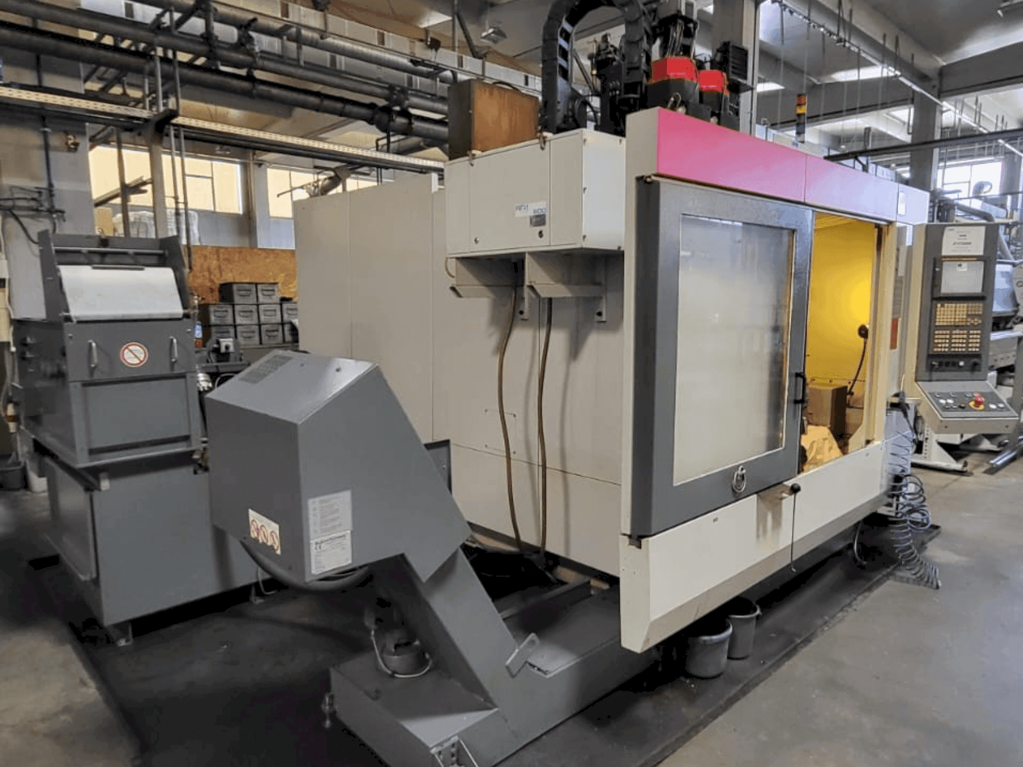 Vista frontal de la máquina STAMA MC526