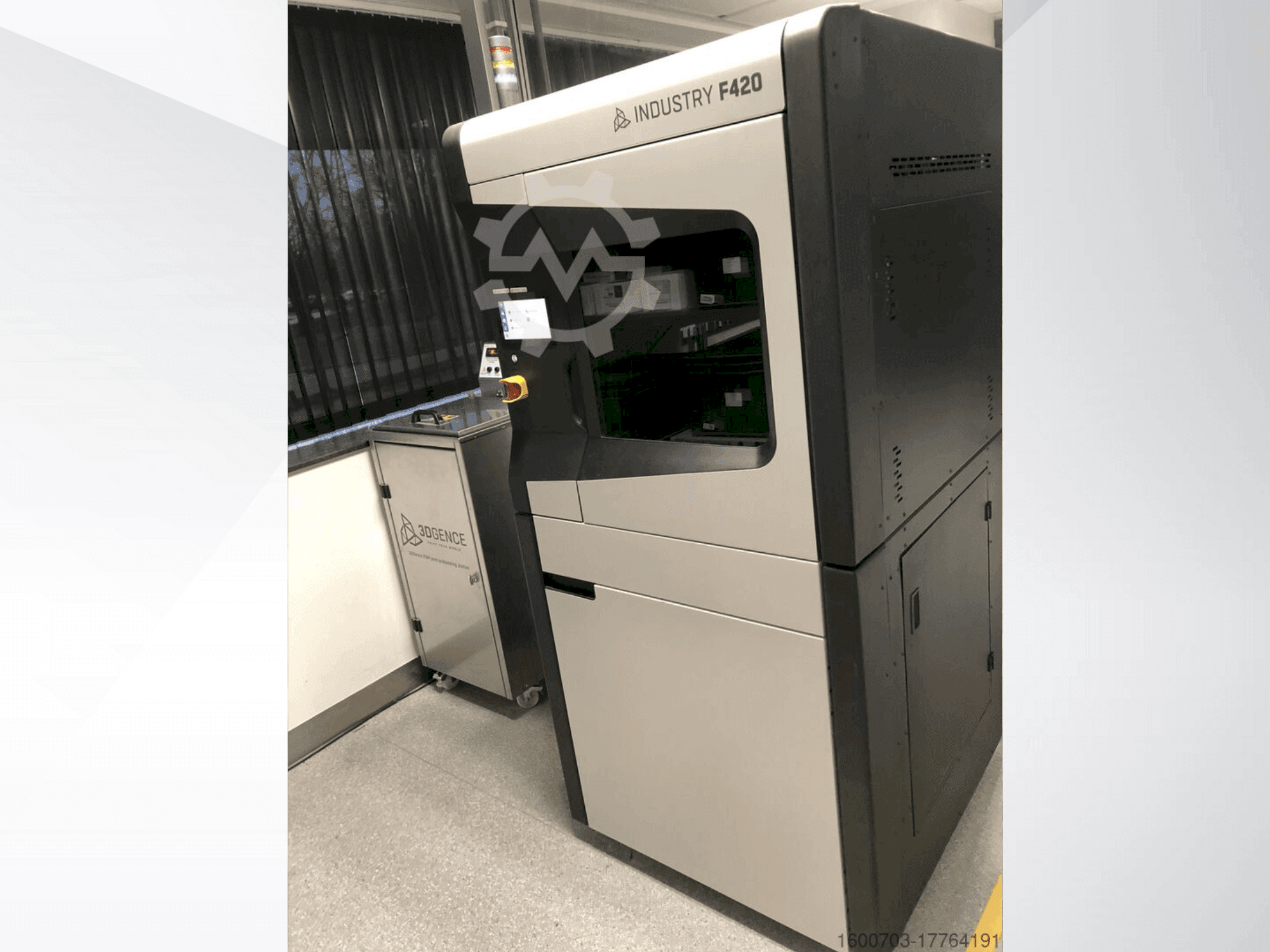 Vista frontal de la máquina 3DGENCE Industry F420