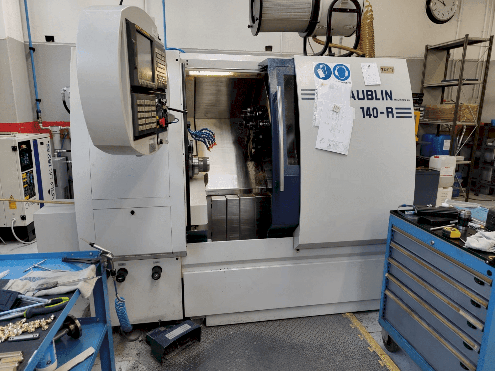 Vista frontal de la máquina SCHAUBLIN 140R CNC