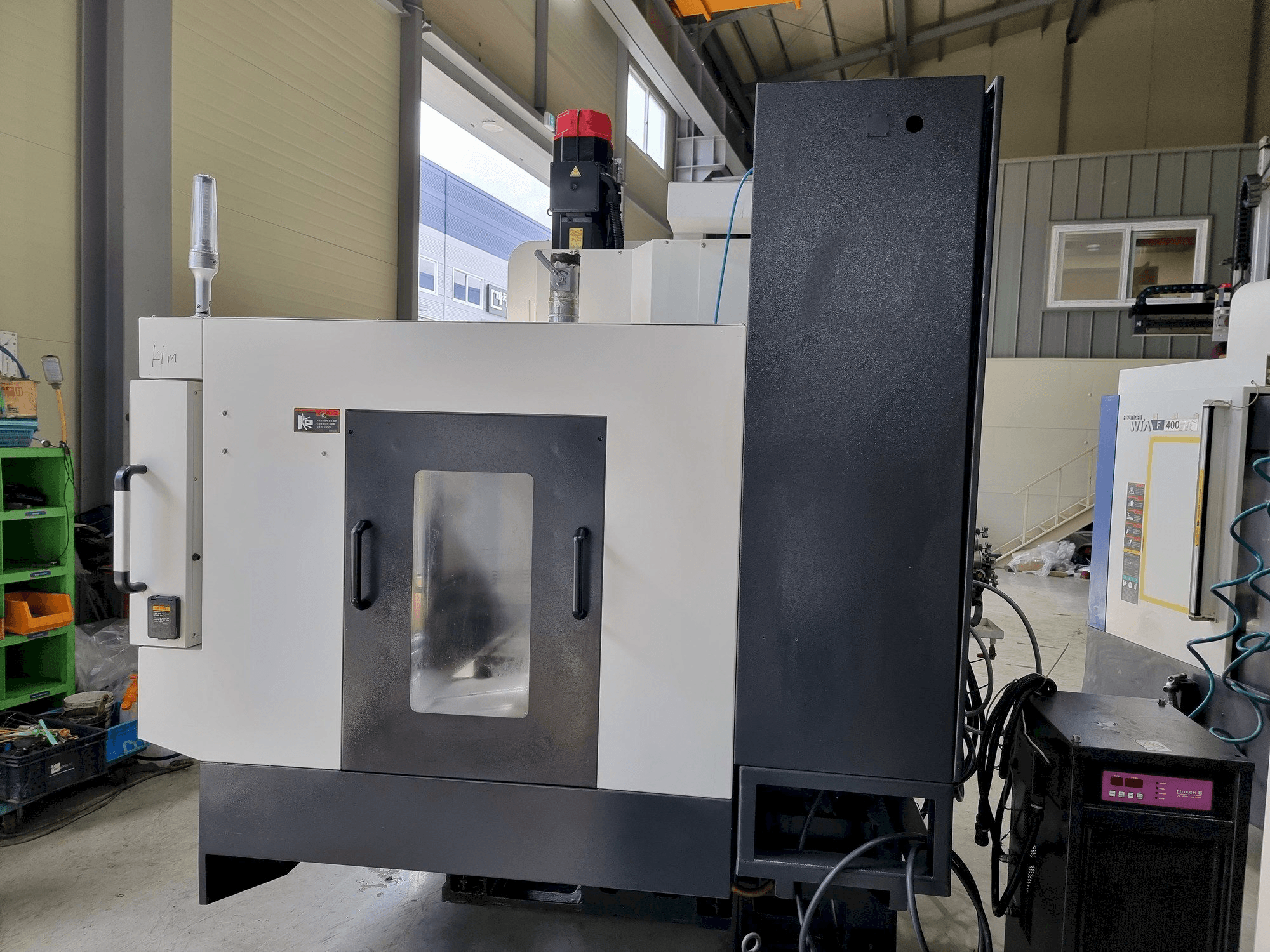 Vista frontal de la máquina Hyundai Wia F400