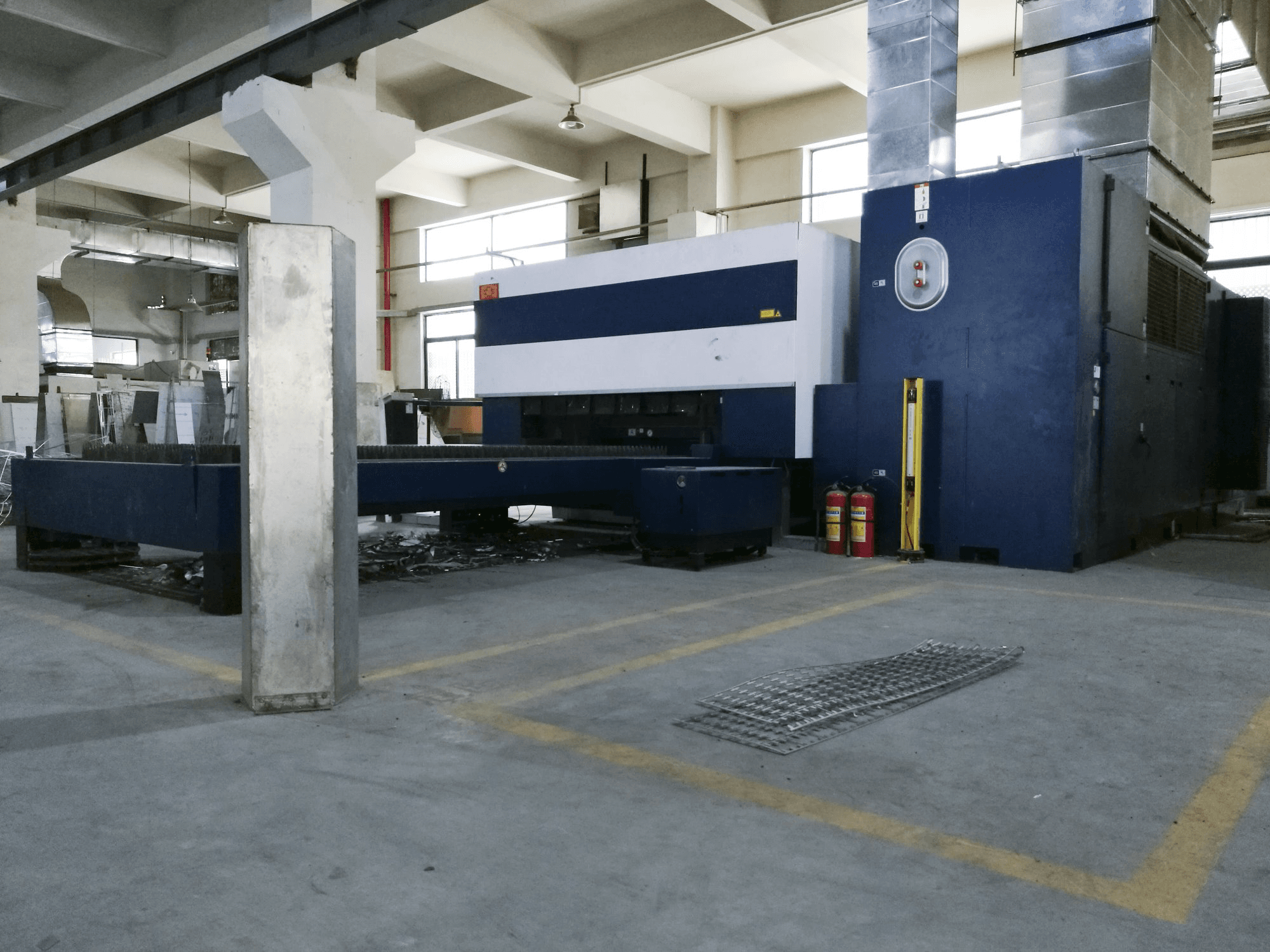 Mesa de trabajo vista derecha de la máquina Trumpf TruLaser 3030