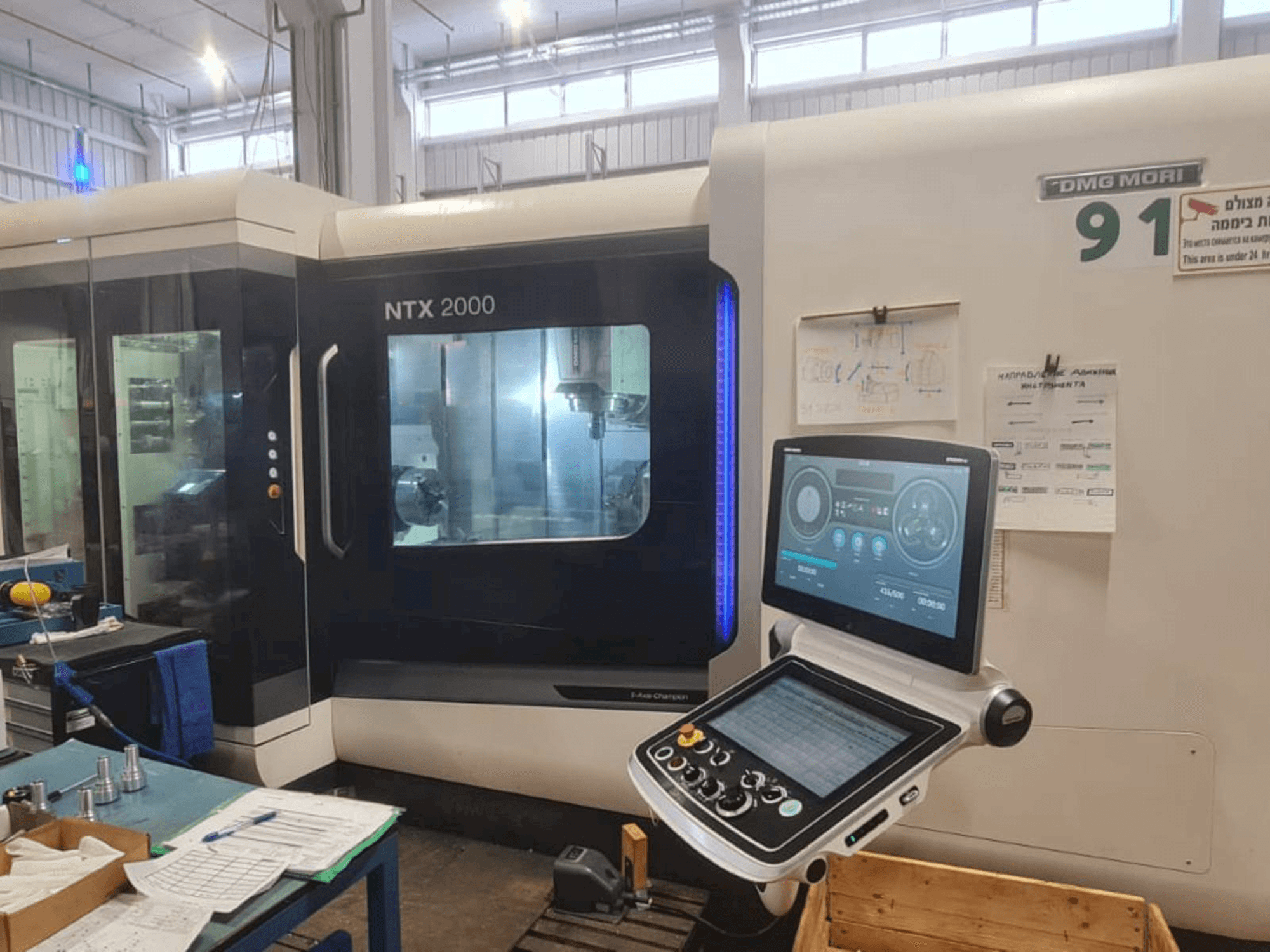 Vista frontal de la máquina DMG MORI NTX 2000