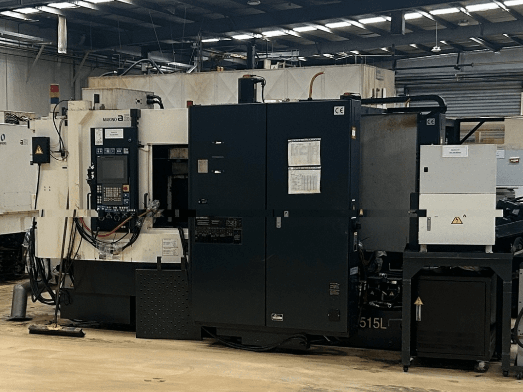 Centro de mecanizado horizontal Makino A51-5XR; vista frontal en la que se aprecian el panel de control, la fuente de alimentación y los componentes de la máquina.