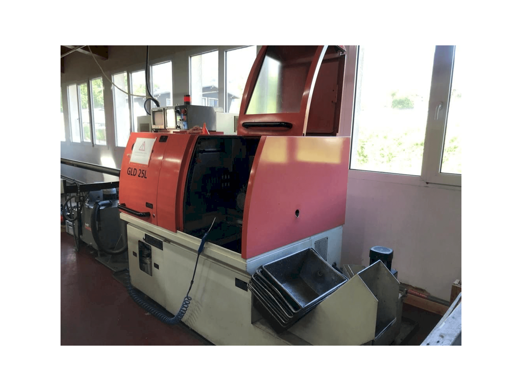 Vista frontal de la máquina Gildemeister GLD 25L