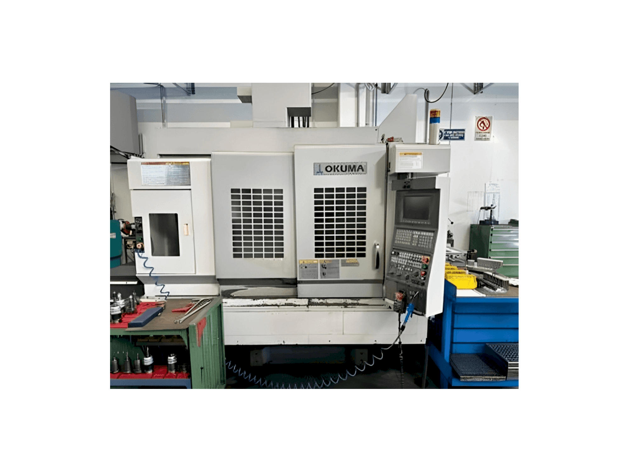 Vista frontal de la máquina Okuma MB 56-VA