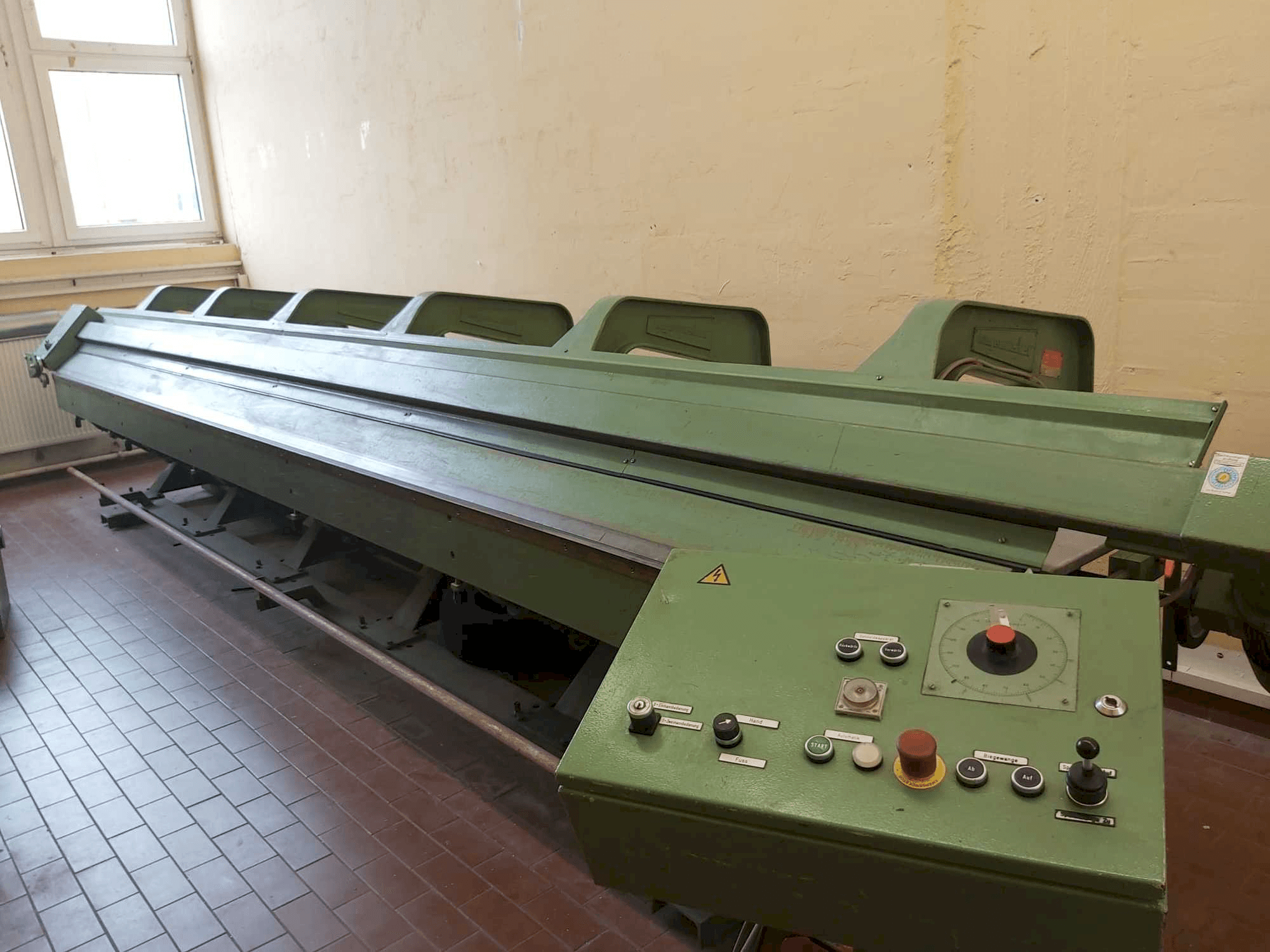 Vista frontal de la máquina Biegmeister BMTH 6.1,5