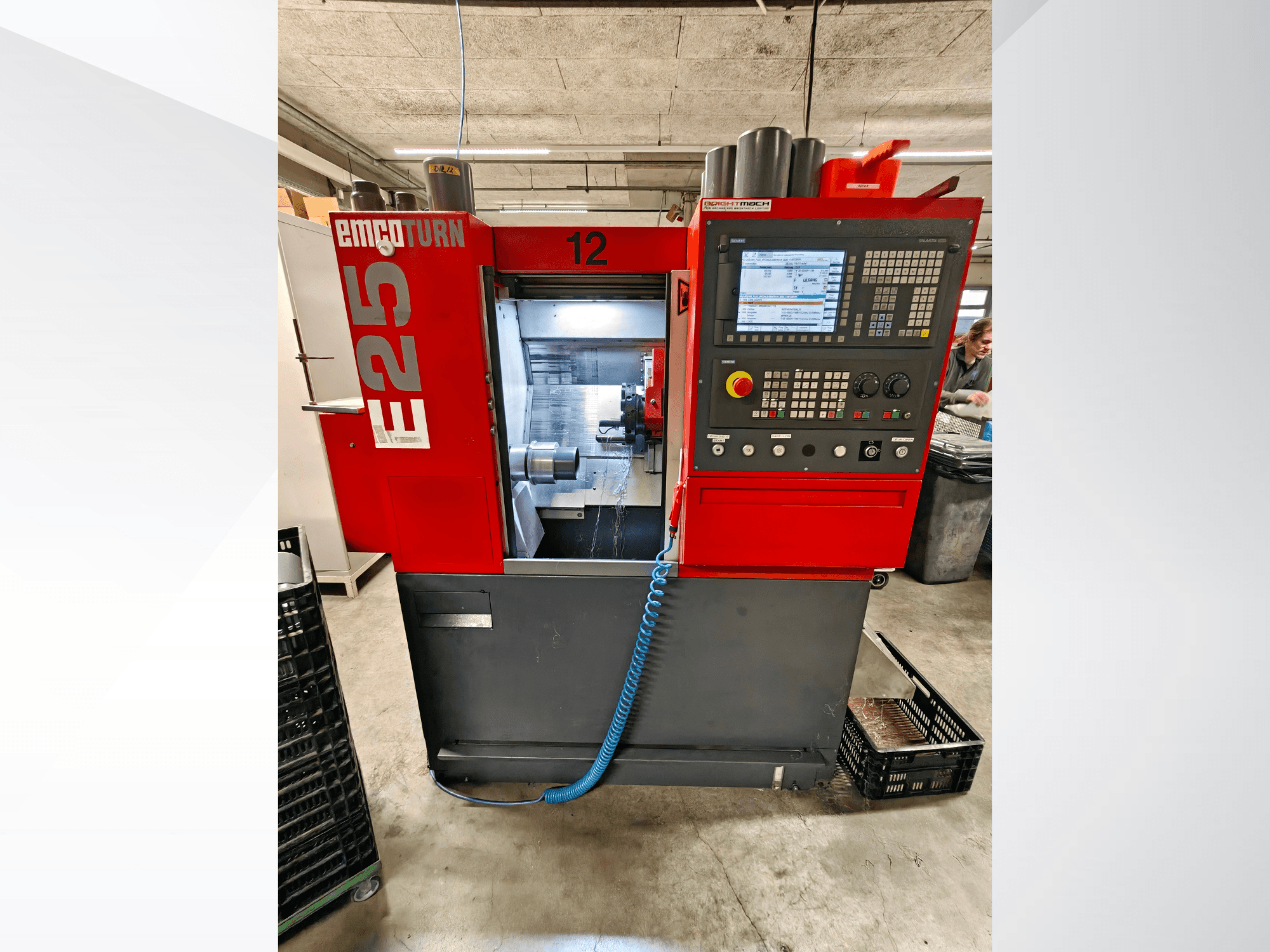 Vista frontal del torno horizontal EMCO E25 con panel de control digital y zona de trabajo, en la que se aprecian detalles de su funcionamiento.