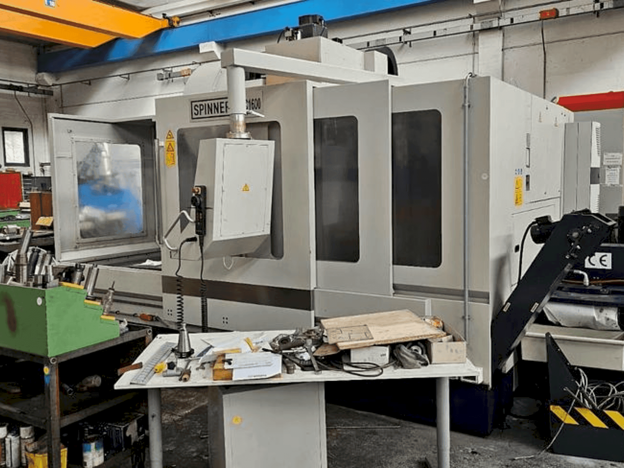 Vista frontal de la máquina SPINNER MVC 1600-N