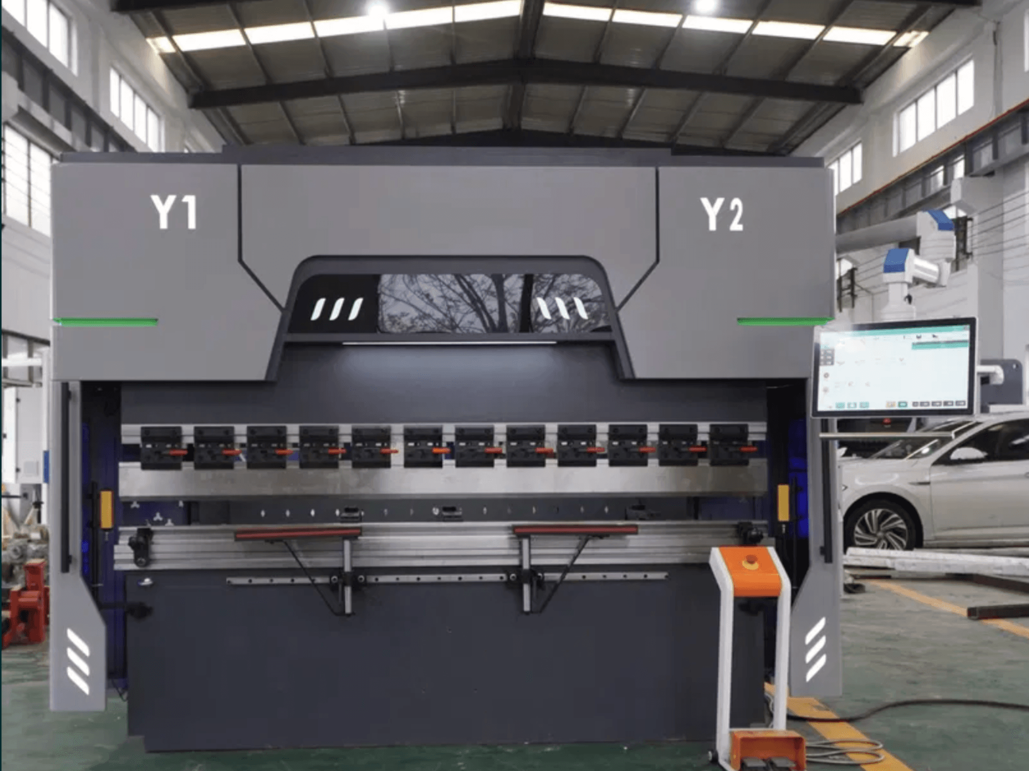 Vista frontal de la prensa plegadora CNC DAMAMT WC67K 63T/2500, en la que se aprecian el panel de control, las herramientas de plegado y la estructura metálica.