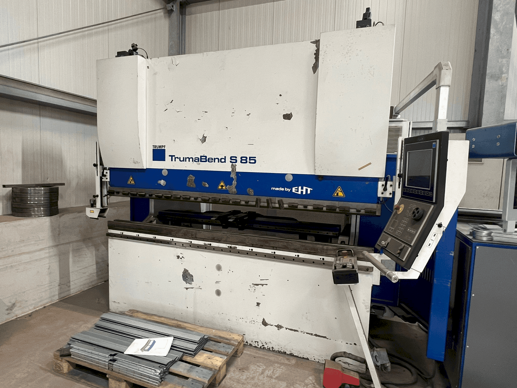 Vista frontal de la máquina TRUMPF TrumaBend S 85 - 25