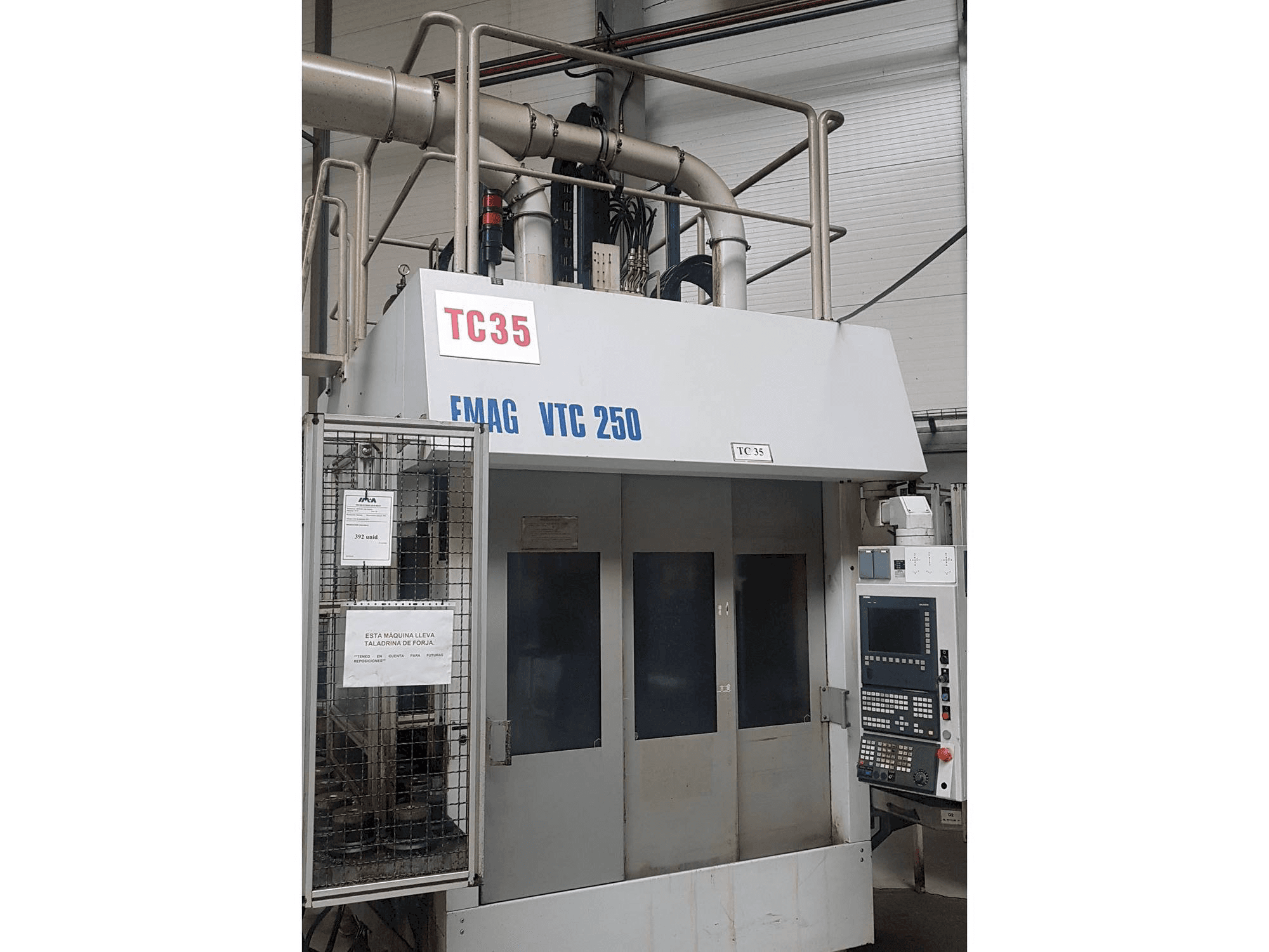 Vista frontal de la máquina EMAG VTC 250