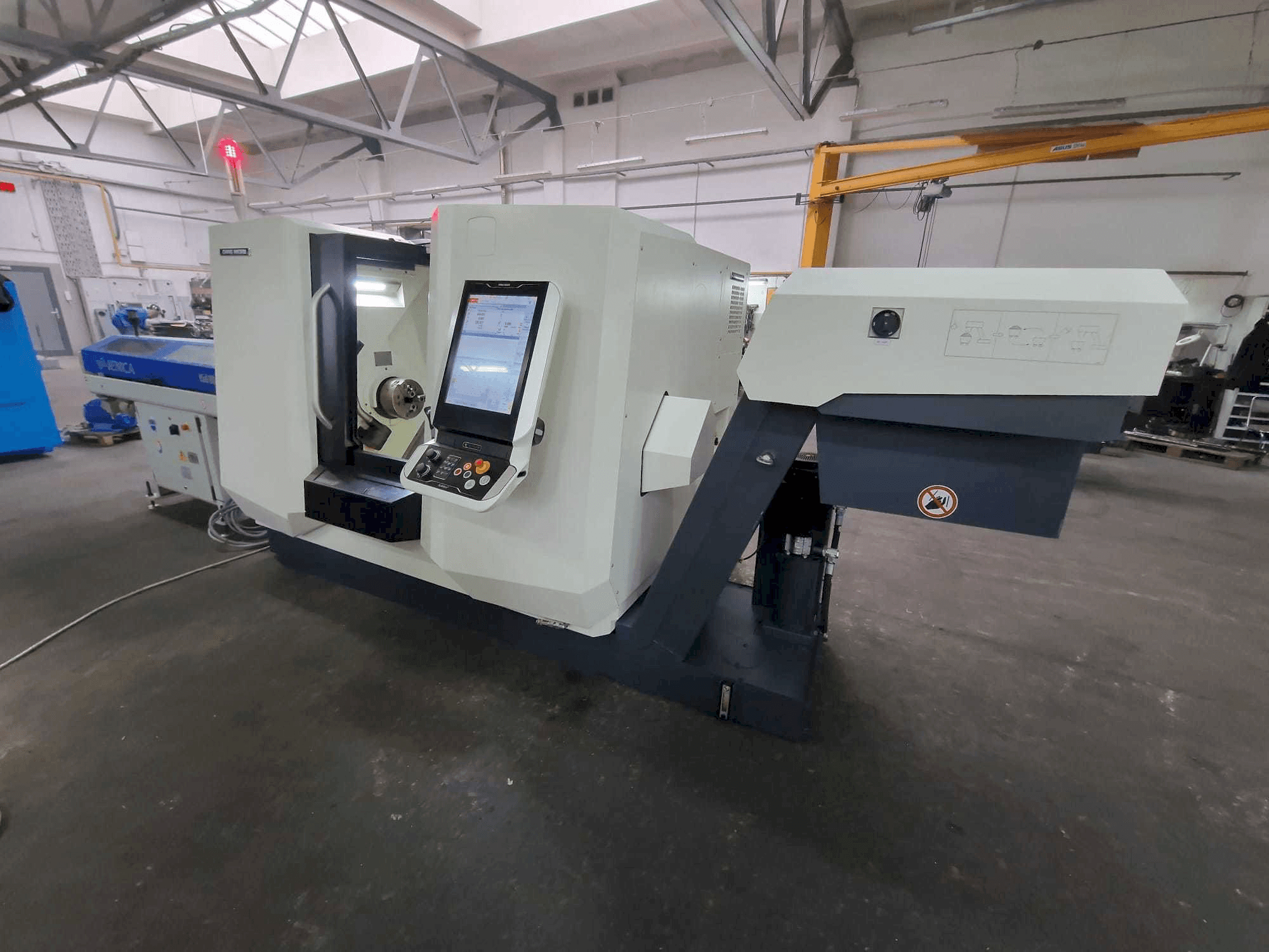 Vista frontal de la máquina DMG MORI CLX 350 V6