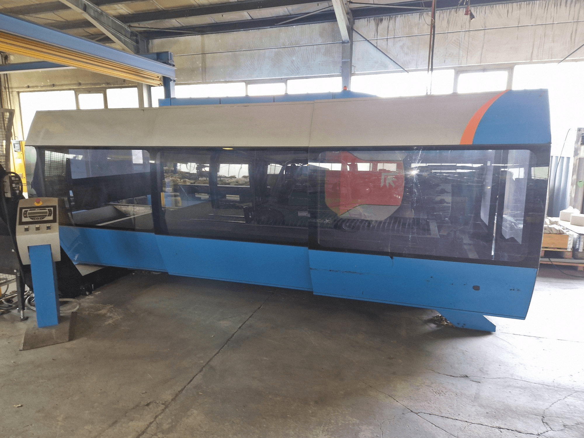 Vista frontal de la máquina Prima Power CP 4000 Zaphiro