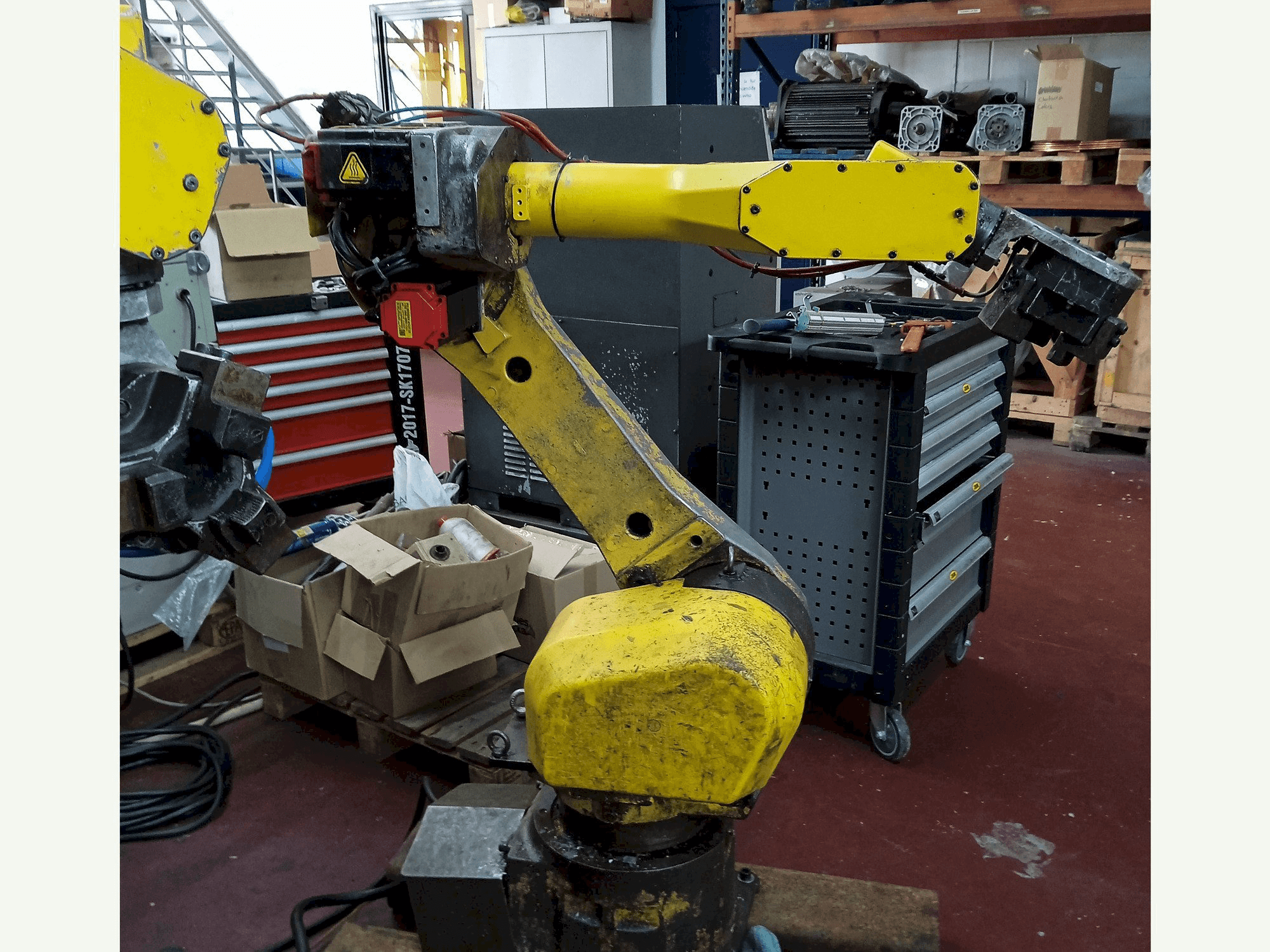 Vista frontal de la máquina FANUC M-16IB