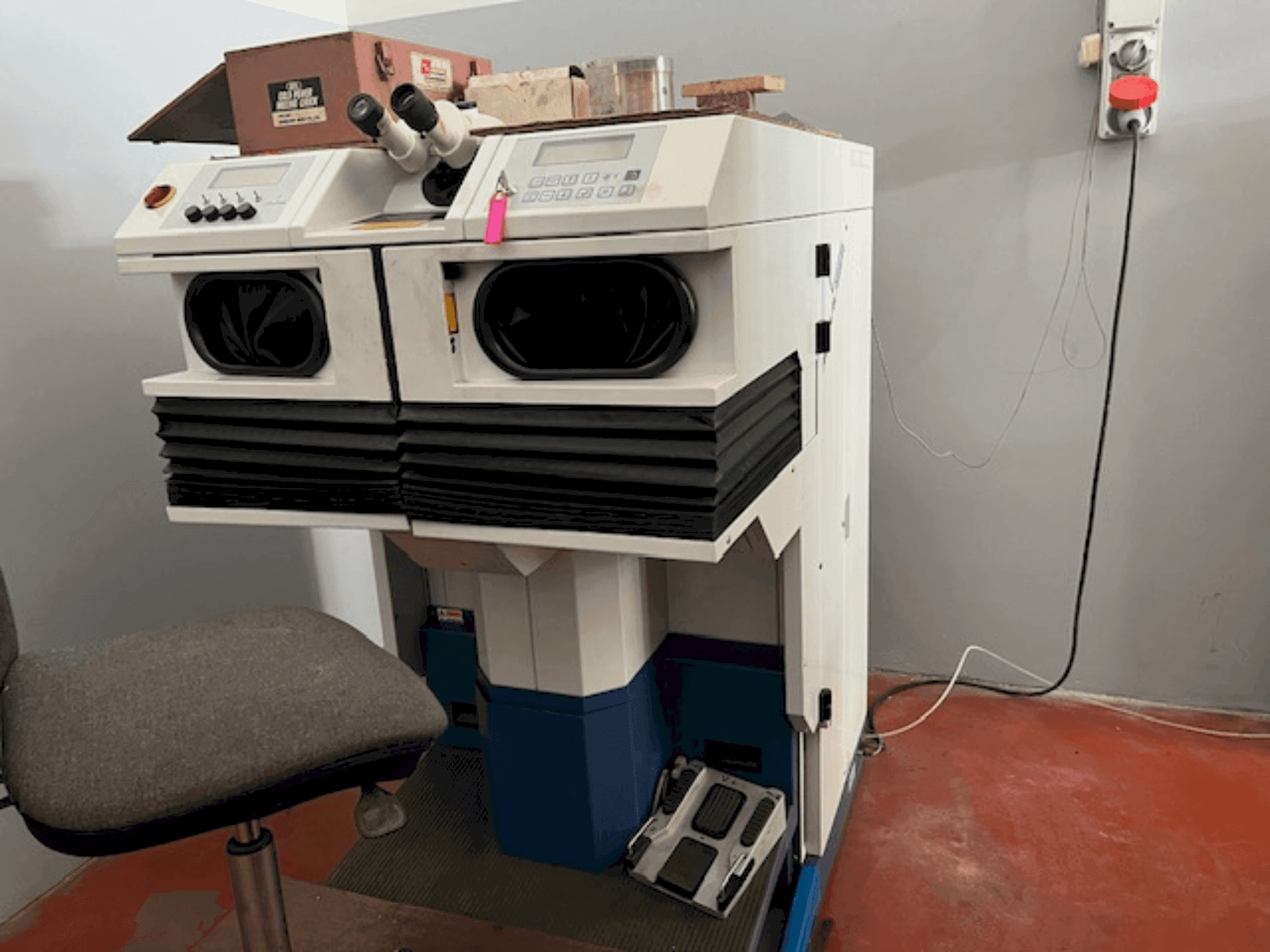 Vista frontal de la máquina ALPHA LASER ALW 150