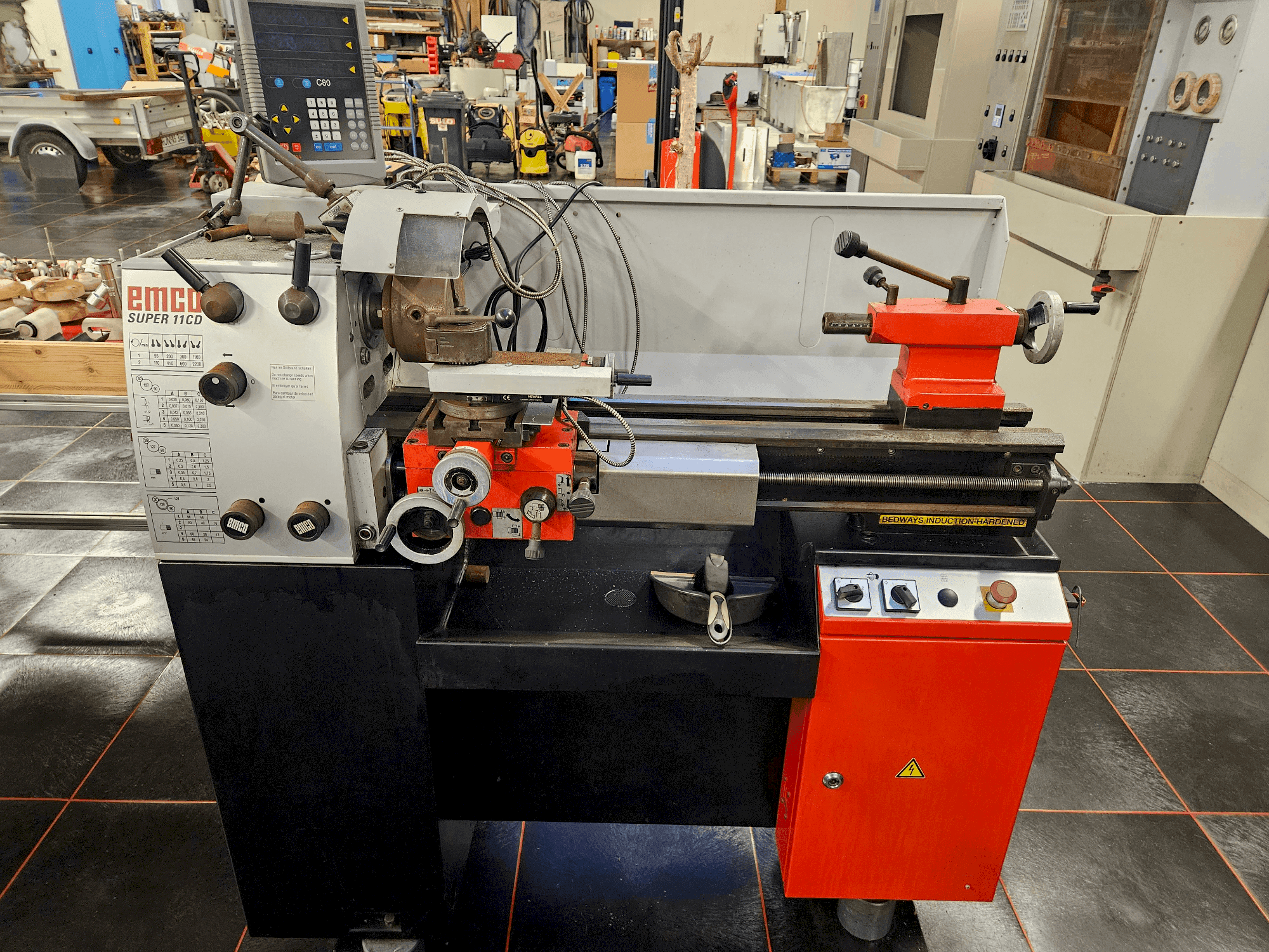 Vista frontal de la máquina EMCO SUPER11 CD