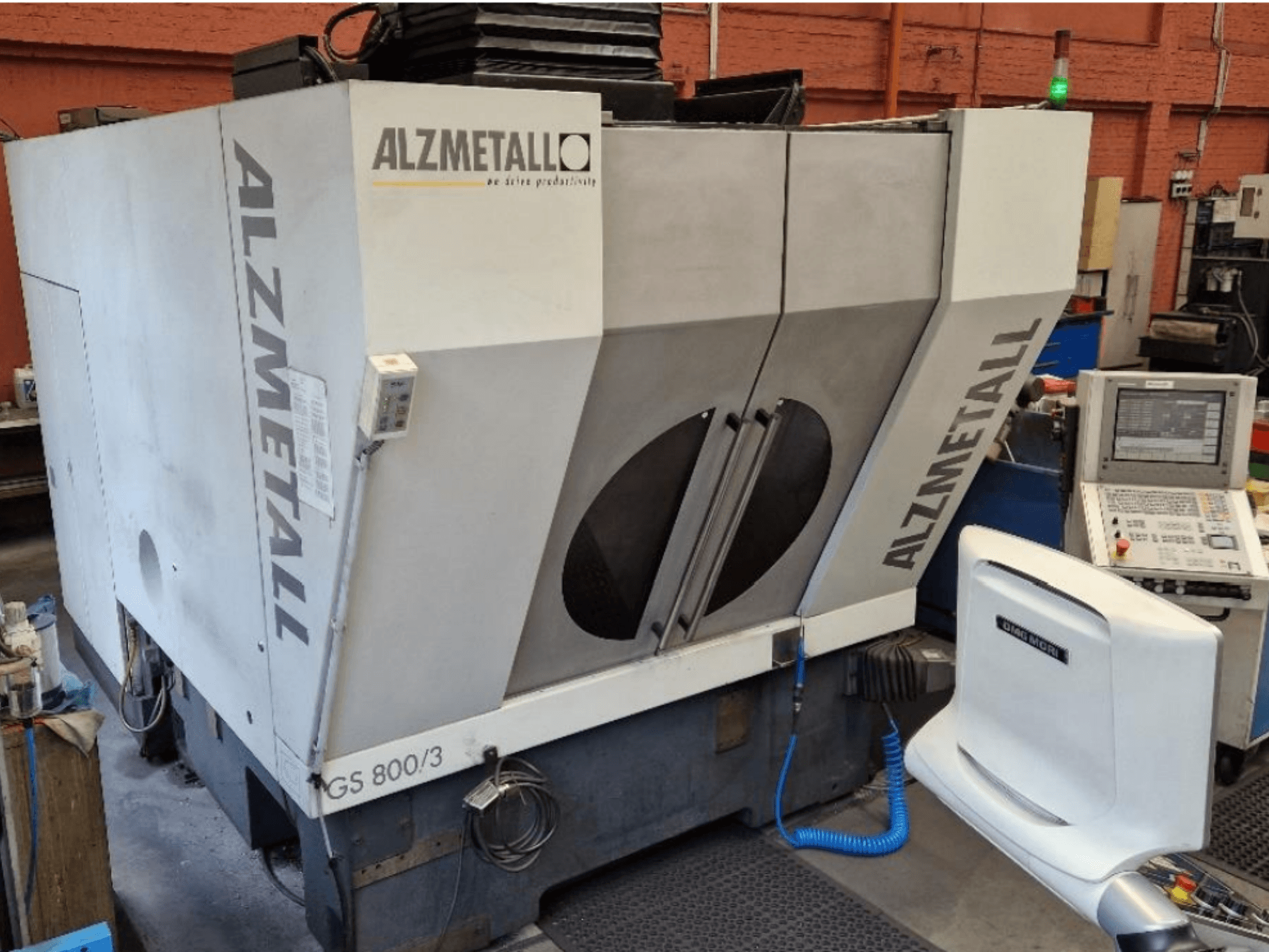 Centro de mecanizado vertical Alzmetall GS 800/3; vista frontal en la que se aprecian el cuerpo de la máquina y el panel de control.