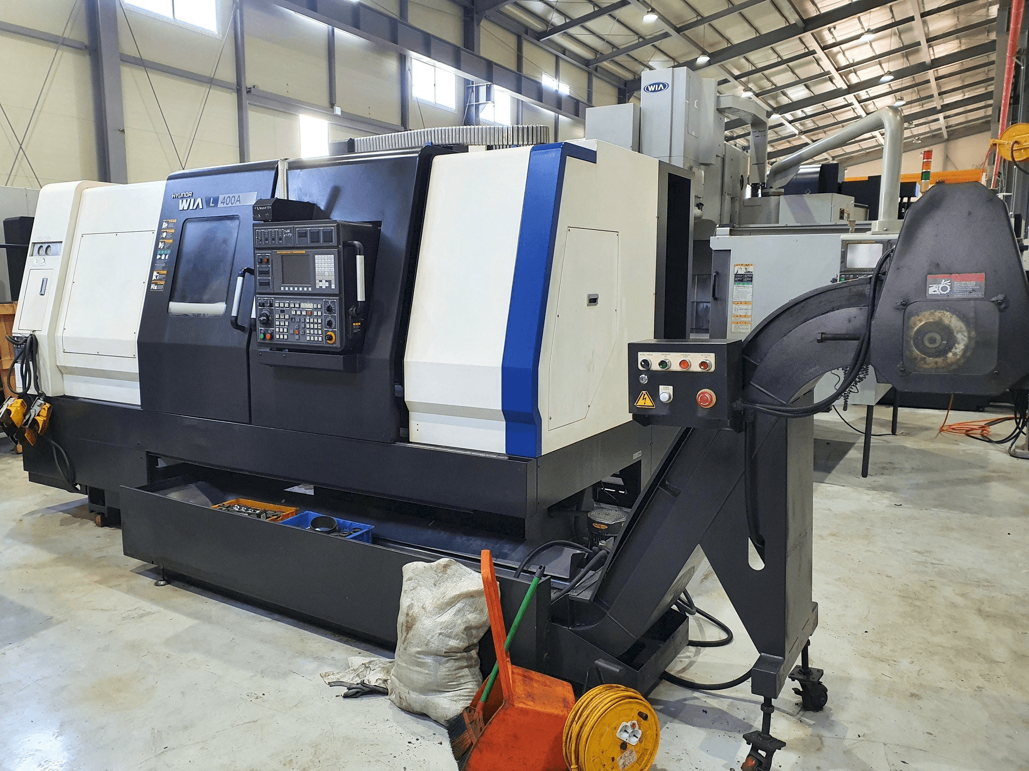 Vista frontal de la máquina Hyundai Wia L400A