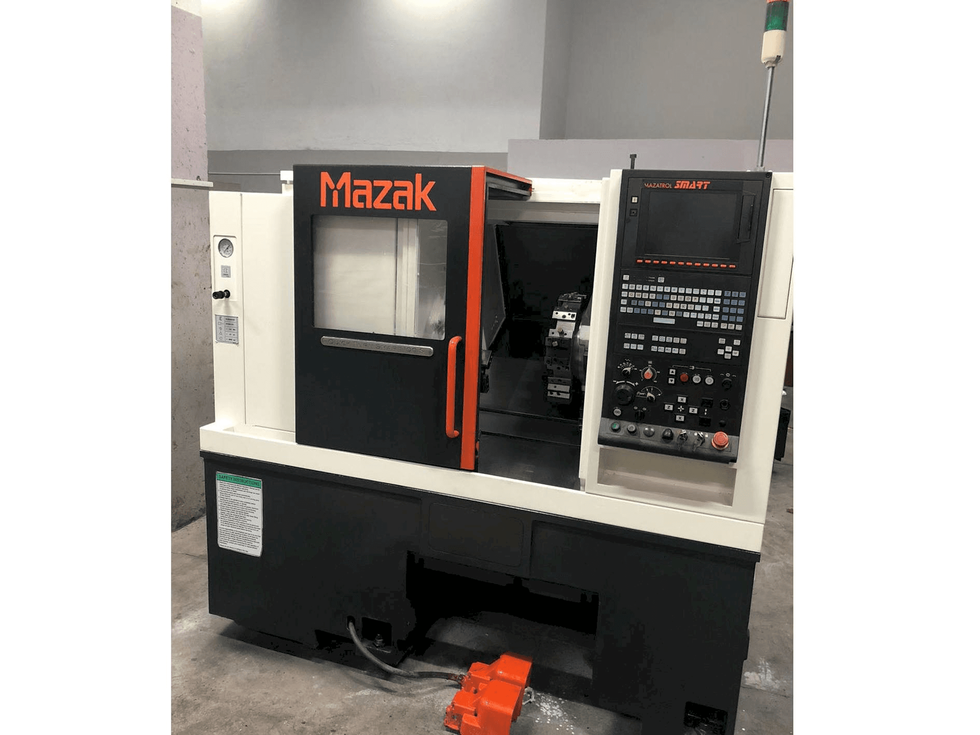 Vista frontal de la máquina Mazak Quick Turn Smart 100 S