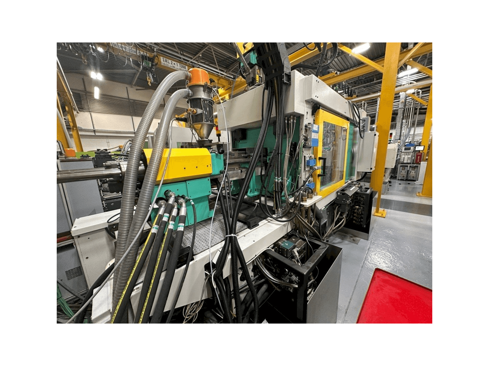 Vista lateral izquierda de la máquina Arburg Allrounder 570C 2000 -350/150