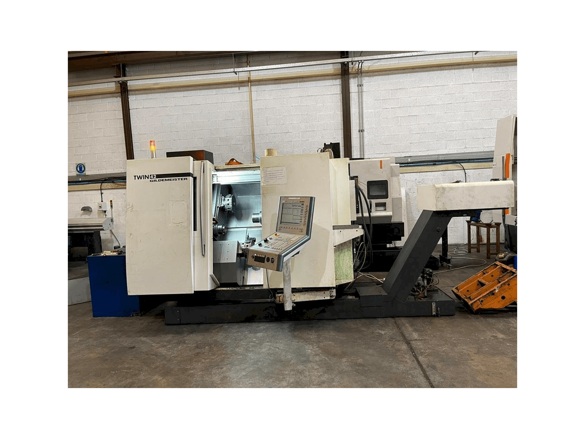 Vista frontal de la máquina DMG GILDEMEISTER TWIN 42 Rg1