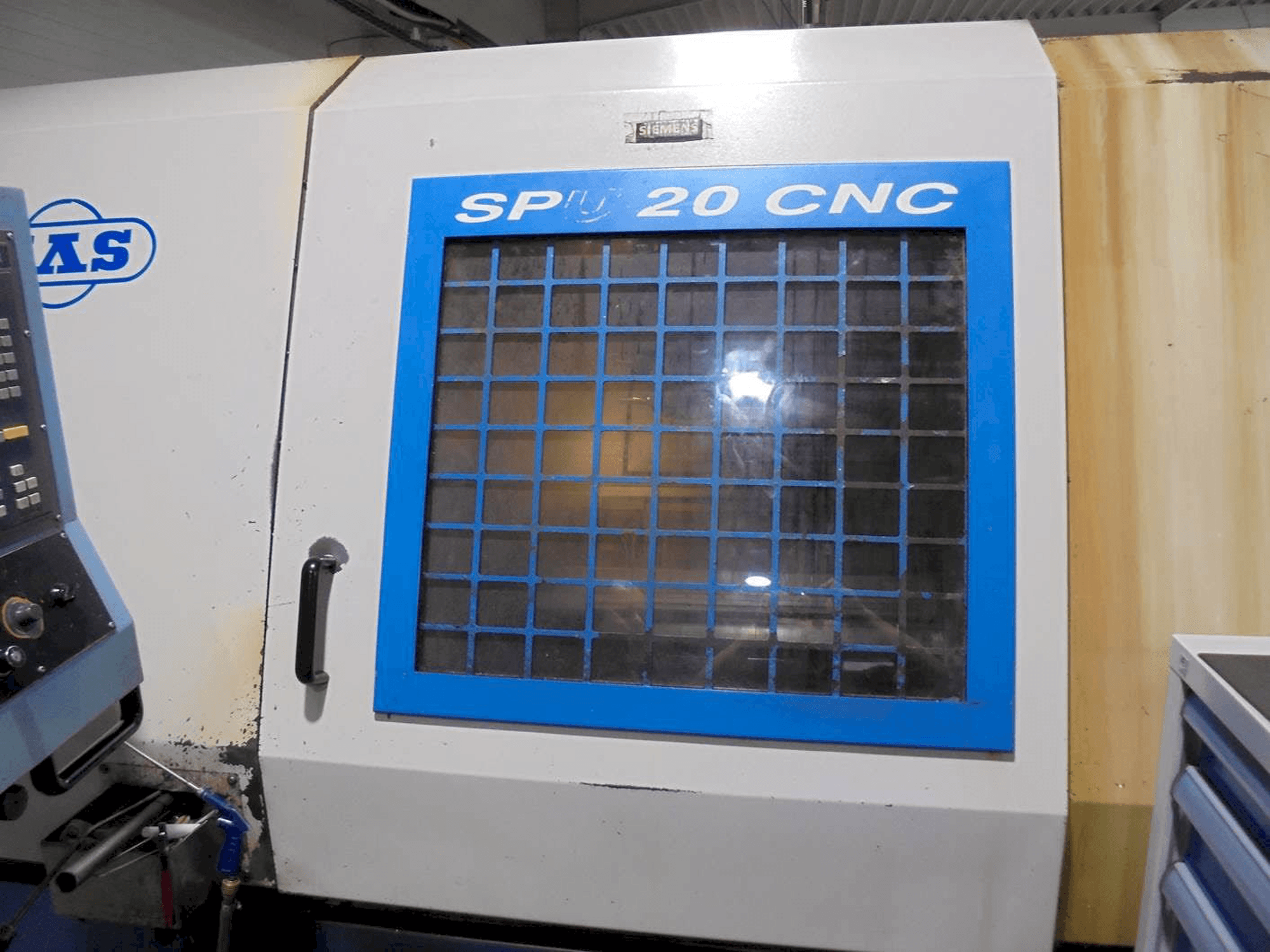 Vista frontal de la máquina KOVOSVIT MAS SPU 20 CNC