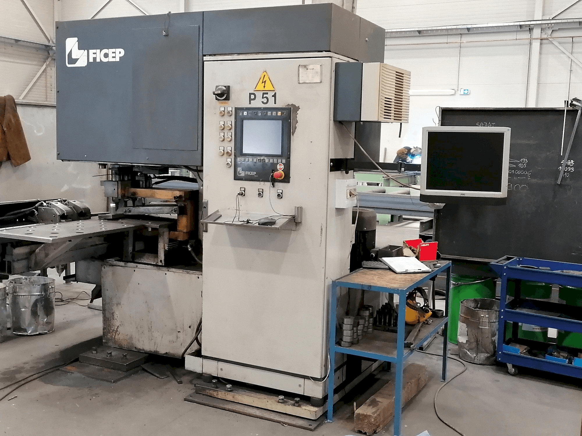 Vista frontal de la máquina FICEP P51