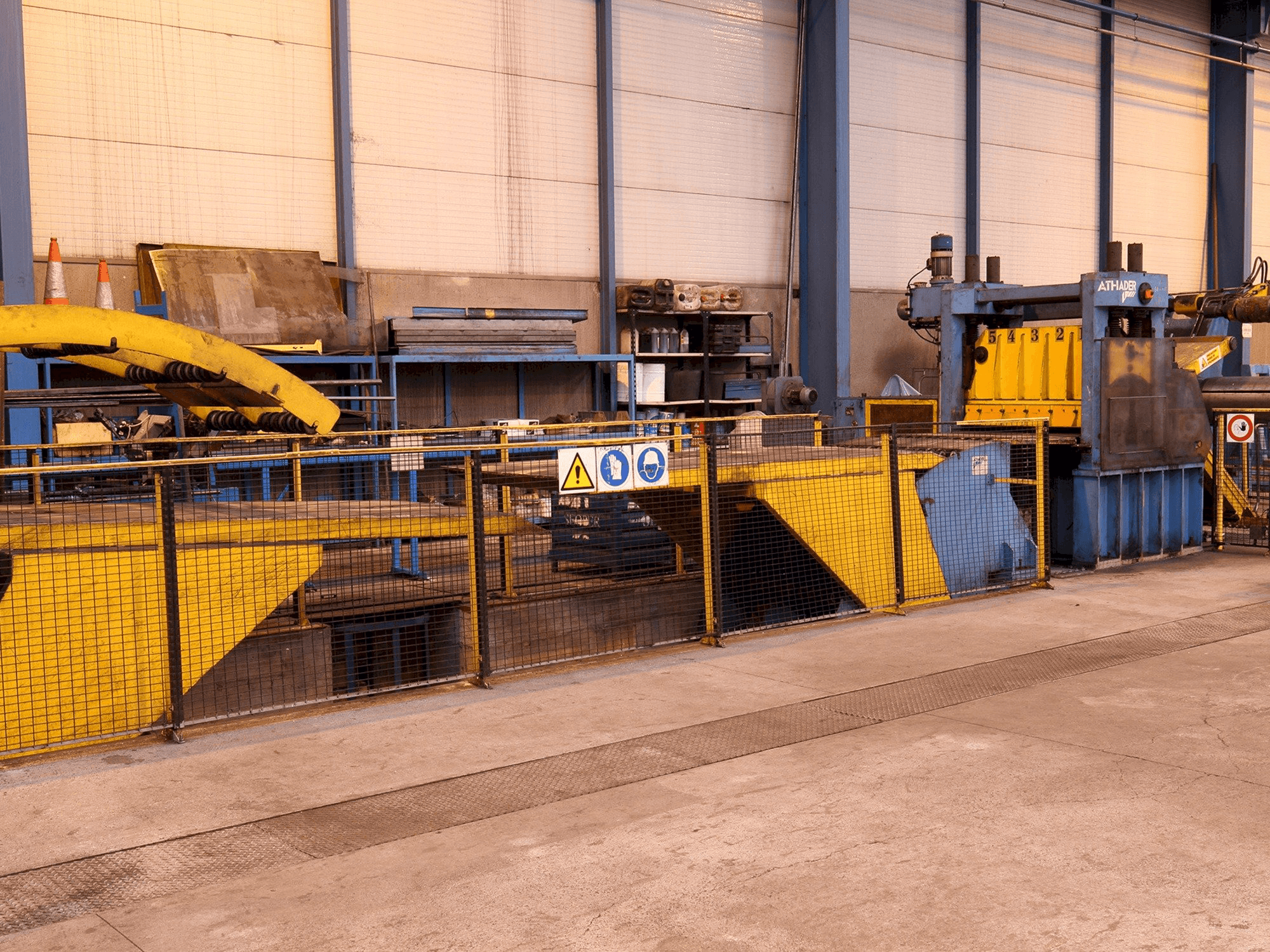 Vista frontal de la máquina ATHADER J21