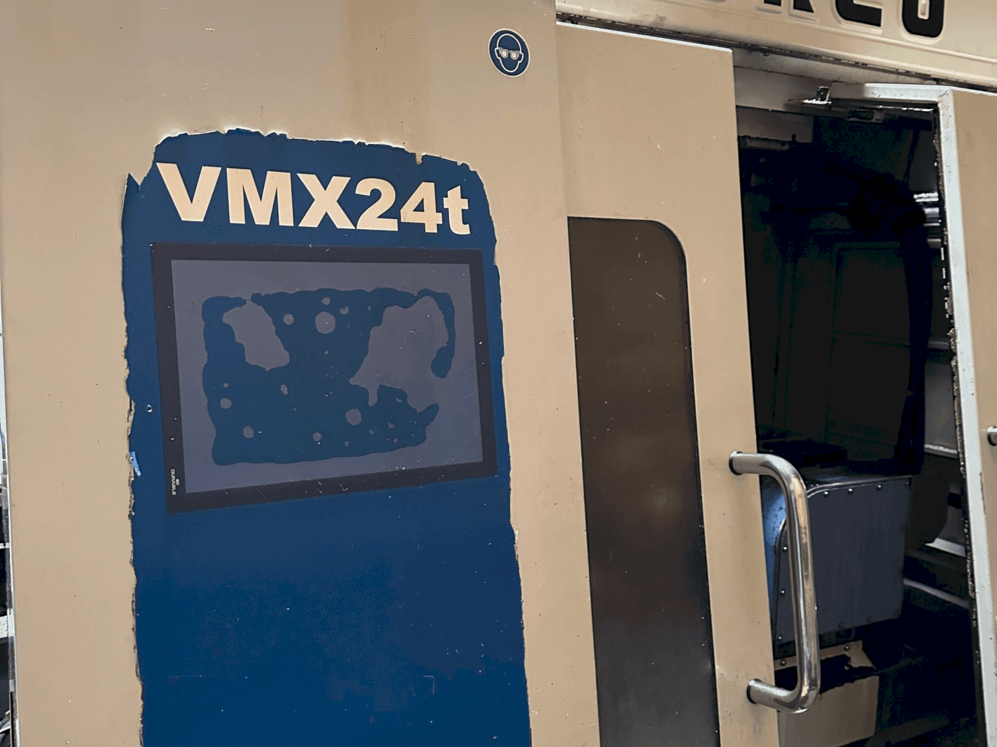 Vista frontal de la máquina Hurco VMX24t