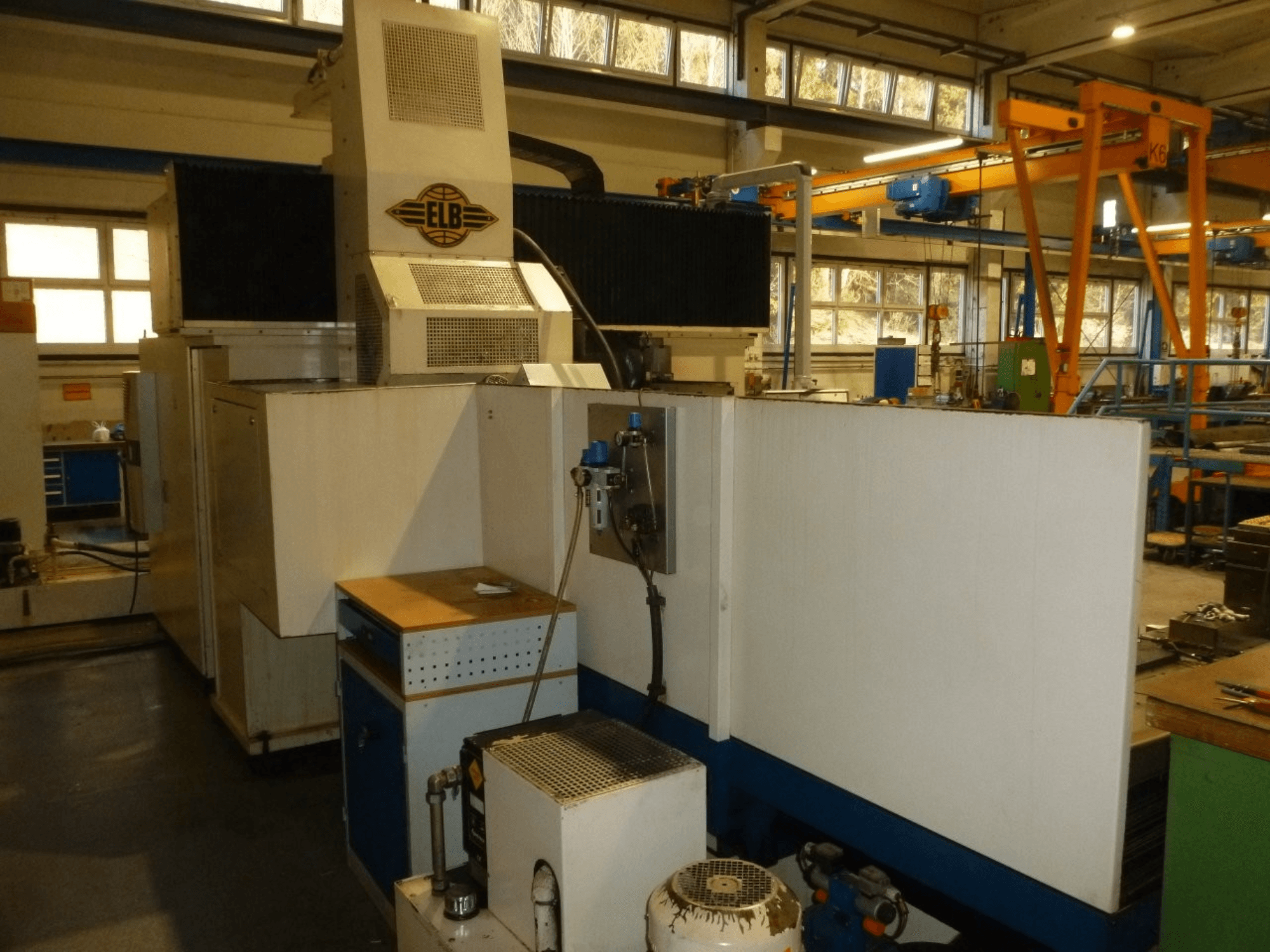 Rectificadora de superficies ELB SWP 225/125 SPS, vista frontal que muestra el panel de control y las características de diseño operativas.