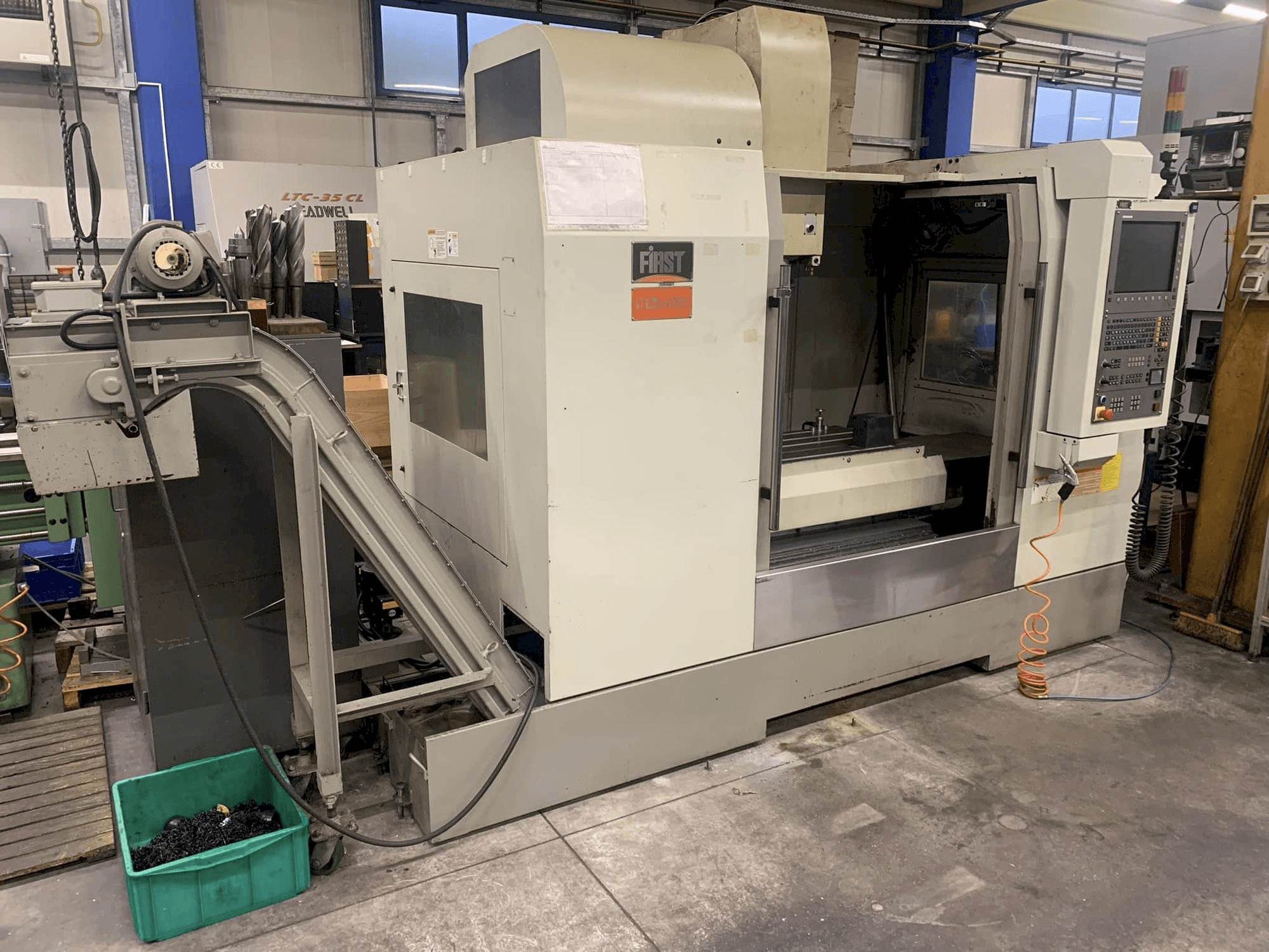 Vista frontal de la máquina FIRST MCV 1000