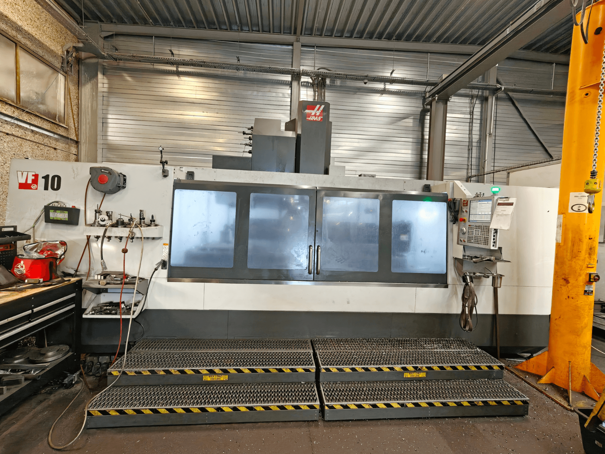 Centro de mecanizado vertical HAAS VF-10/50, vista frontal, con los mandos de control y amplias ventanas de visualización.