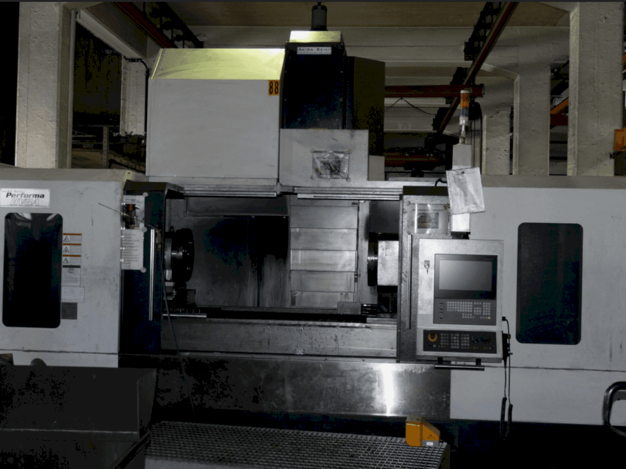 Vista frontal de la máquina Akira Seiki Performa HV 8A