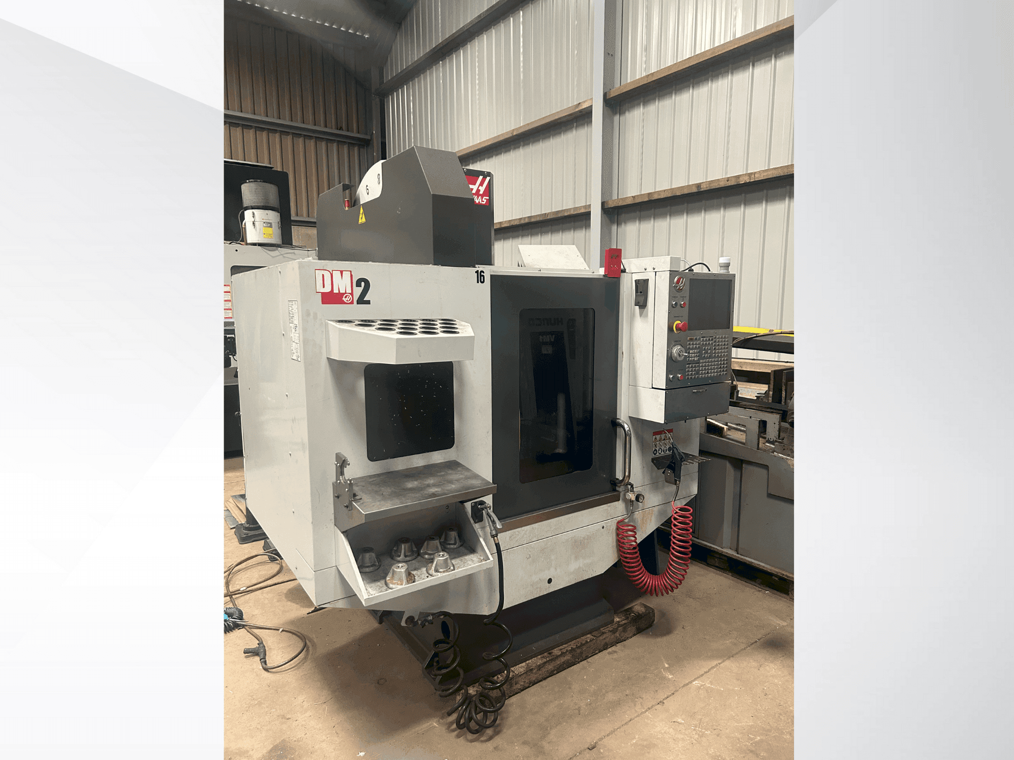 Vista frontal de la máquina HAAS DM-2