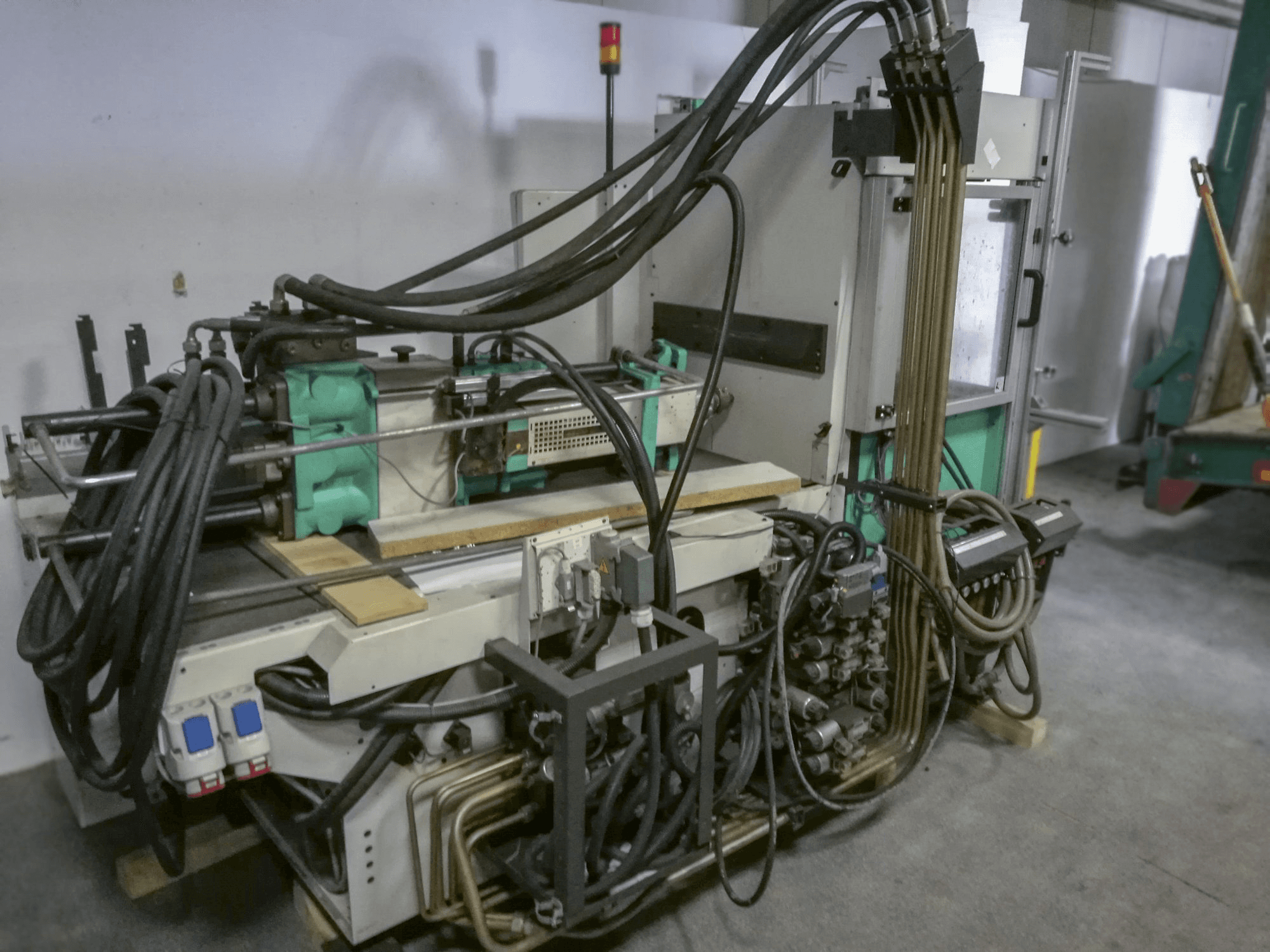 Vista frontal de la máquina Arburg 420C 800-250