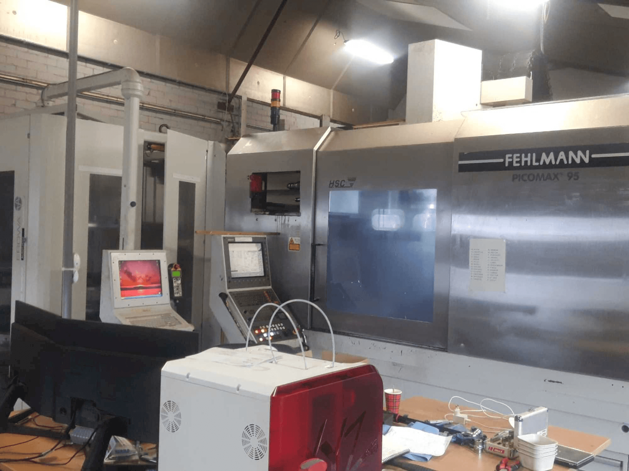 Vista frontal de la máquina FEHLMANN PICOMAX 95 + EROWA