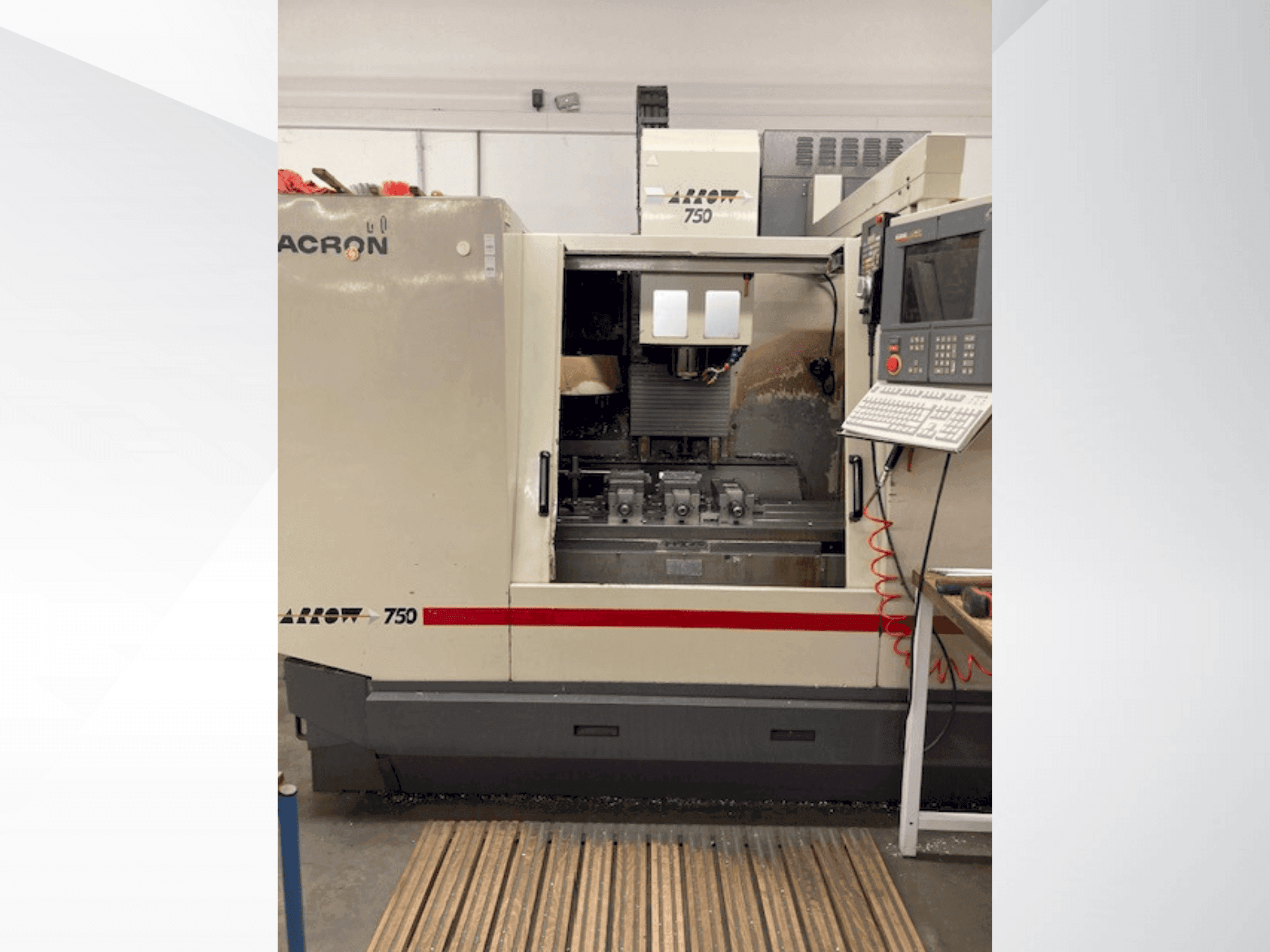 Vista frontal de la máquina Cincinnati Milacron Arrow 750