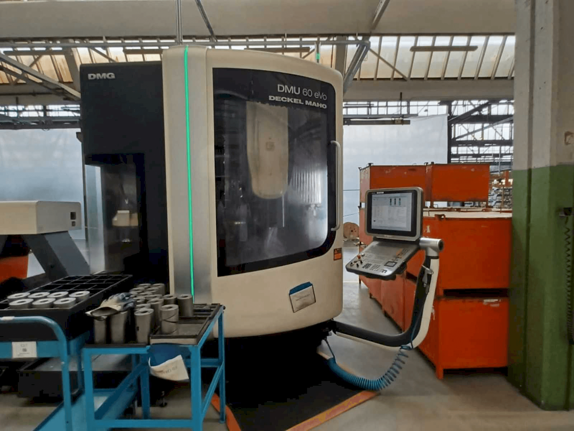 Vista frontal de la máquina DMG MORI DMU 60 evo