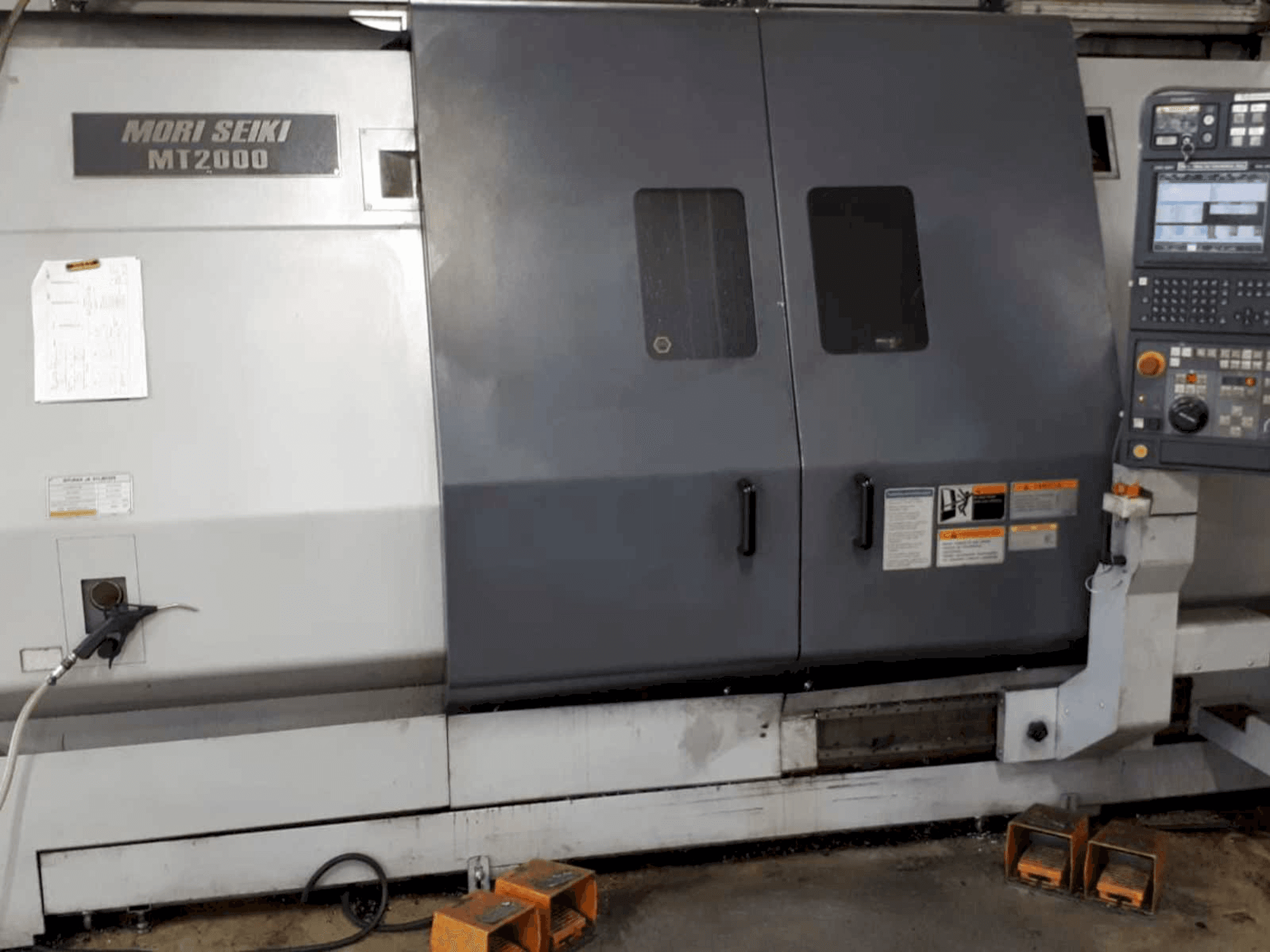 Vista frontal de la máquina MORI SEIKI MT 2000 SZ