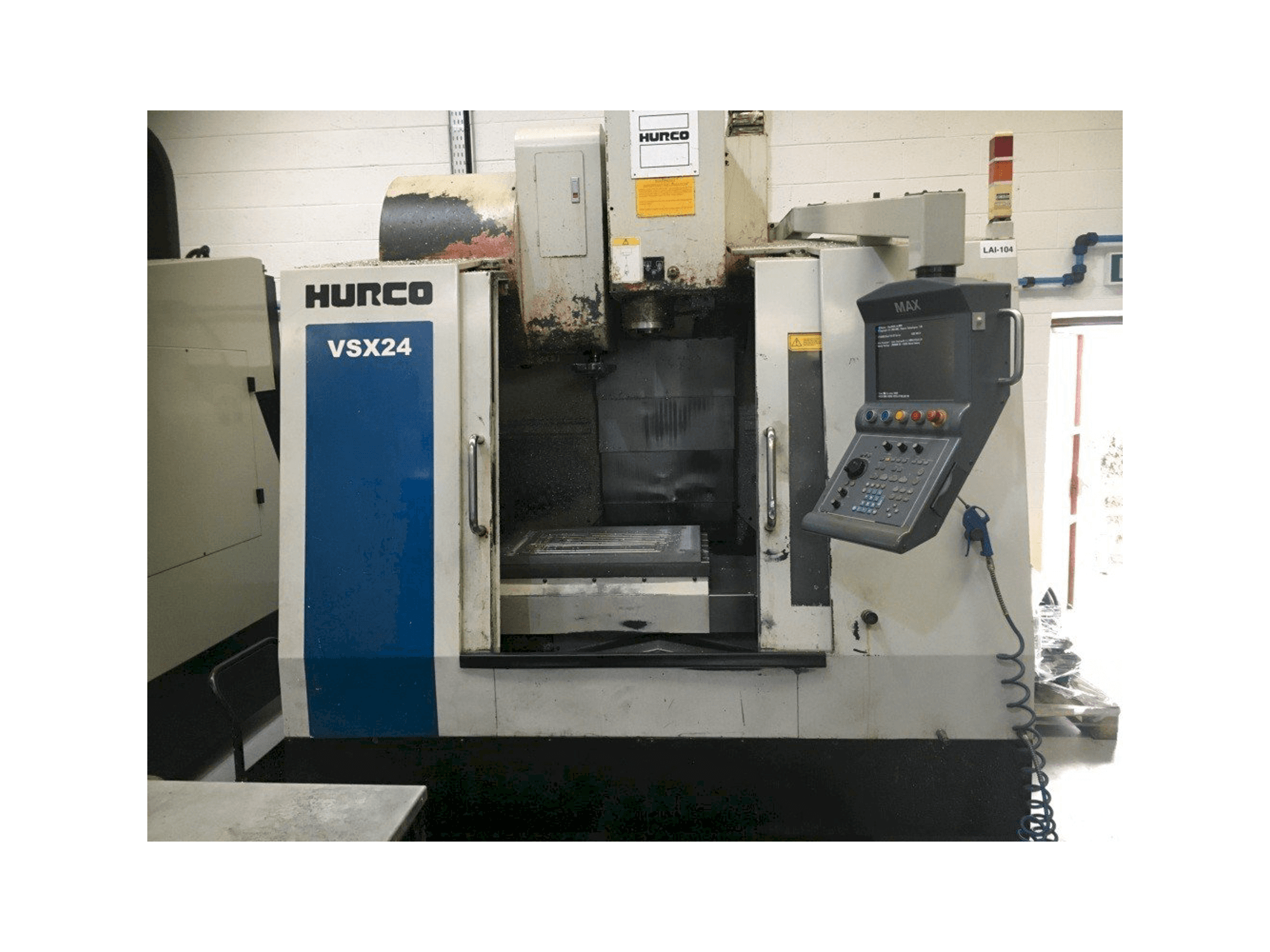 Vista frontal de la máquina Hurco VSX24